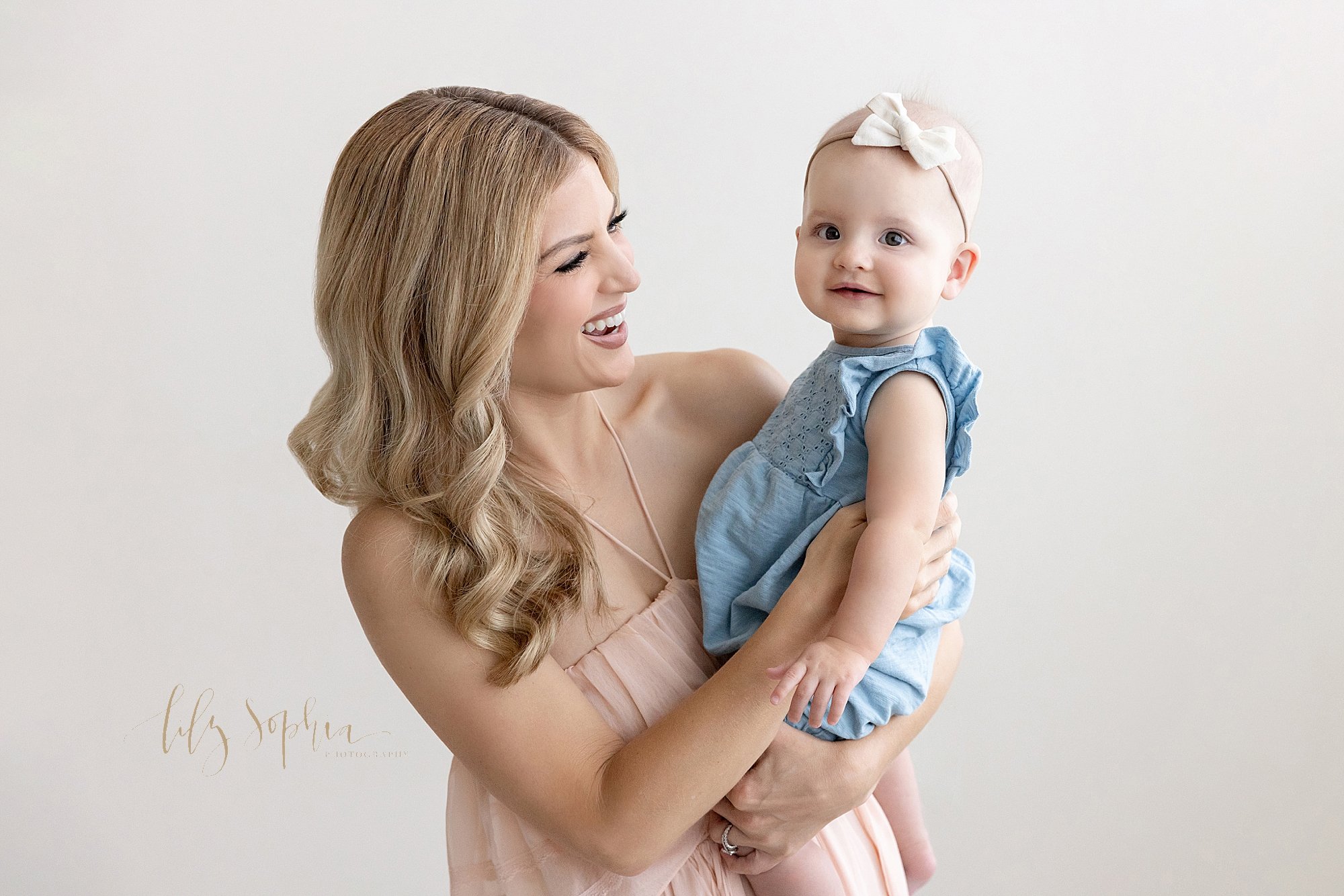 intown-atlanta-decatur-buckhead-brookhaven-studio-sitting-milestone-baby-girl-family-photos_3905.jpg