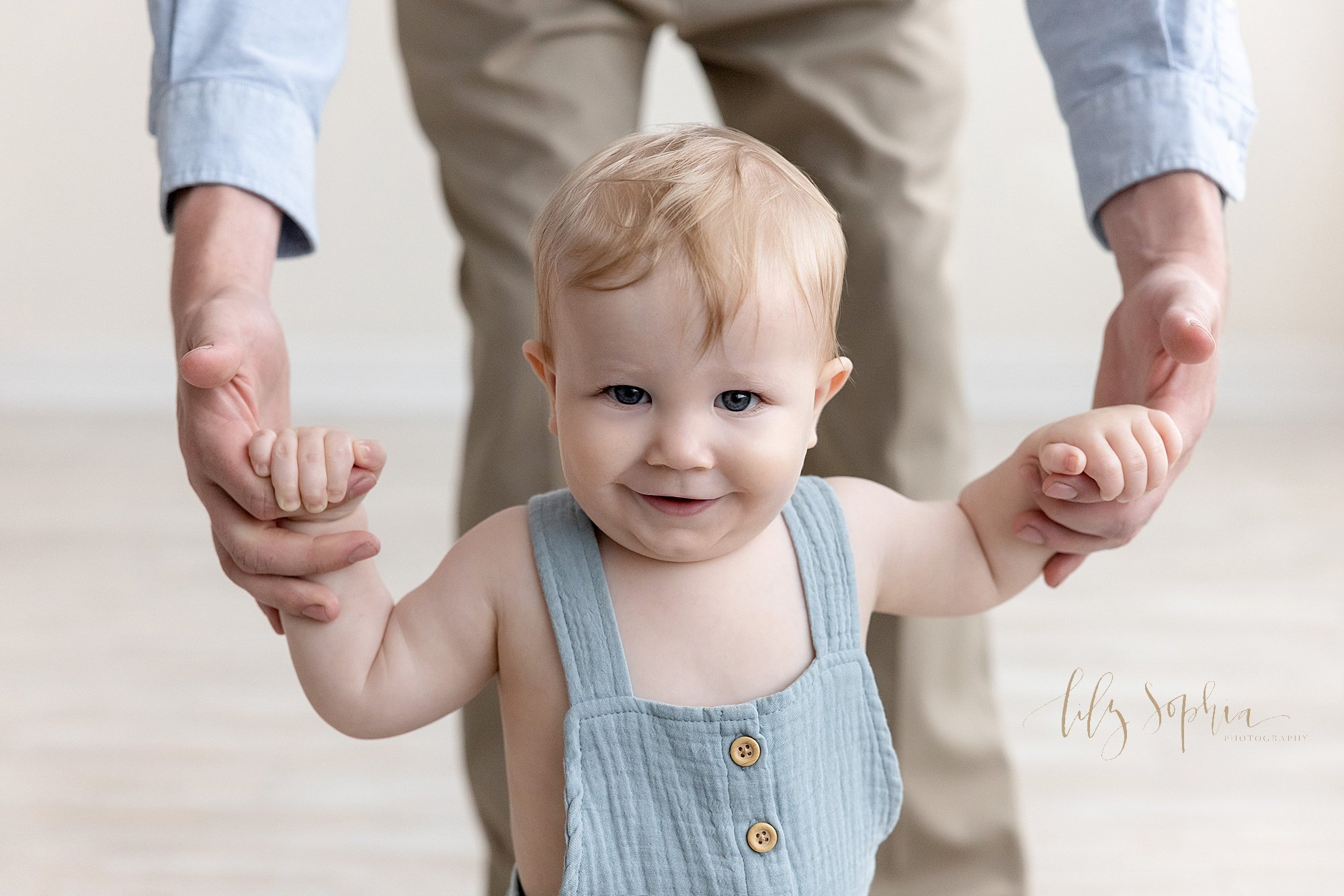 intown-atlanta-decatur-buckhead-brookhaven-studio-family-pictures-baby-boy-first-birthday-cake-smash-photoshoot_3983.jpg