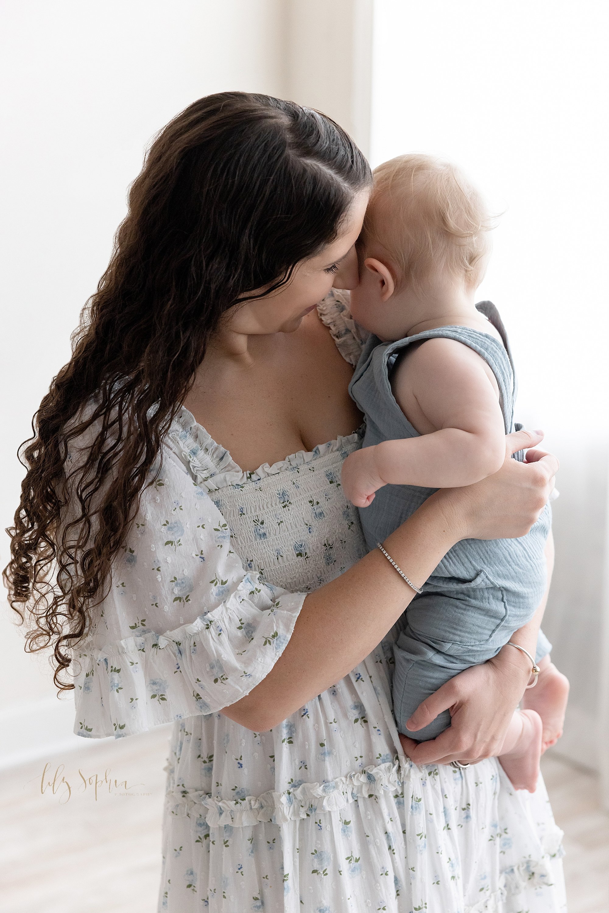 intown-atlanta-decatur-buckhead-brookhaven-studio-family-pictures-baby-boy-first-birthday-cake-smash-photoshoot_3996.jpg