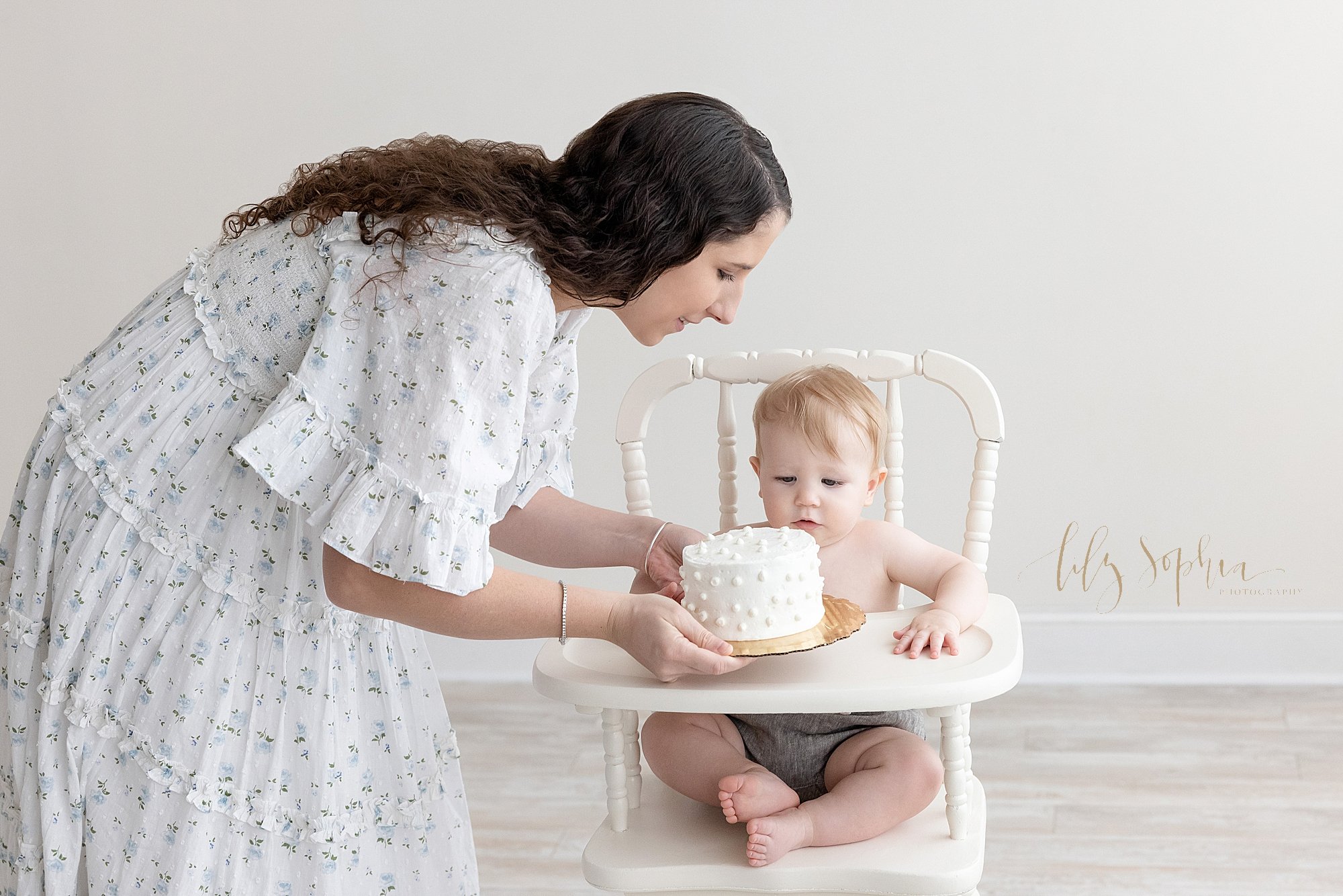 intown-atlanta-decatur-buckhead-brookhaven-studio-family-pictures-baby-boy-first-birthday-cake-smash-photoshoot_4008.jpg