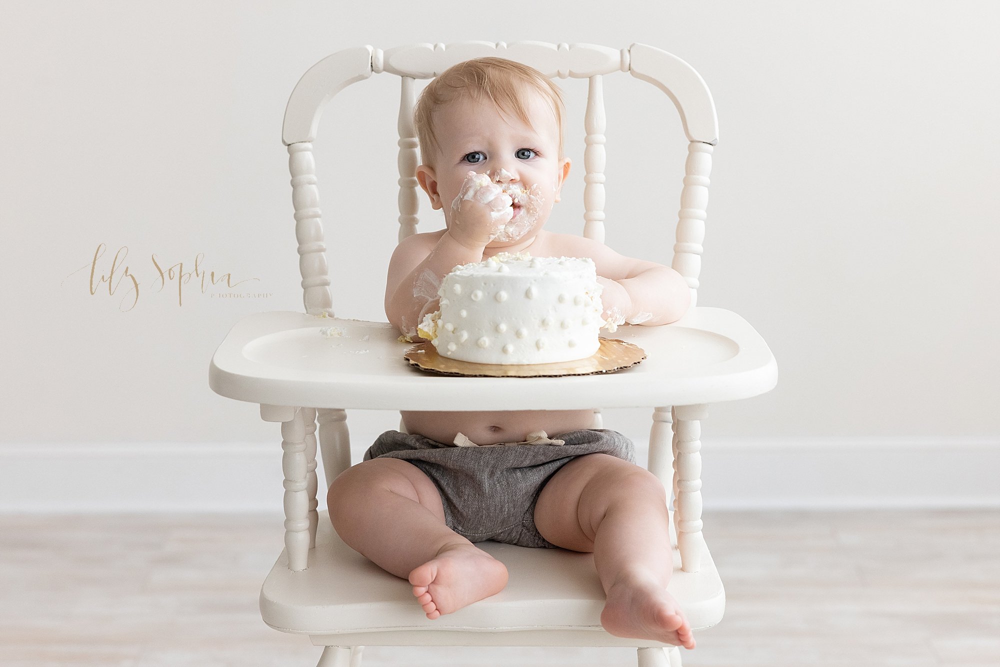 intown-atlanta-decatur-buckhead-brookhaven-studio-family-pictures-baby-boy-first-birthday-cake-smash-photoshoot_4021.jpg