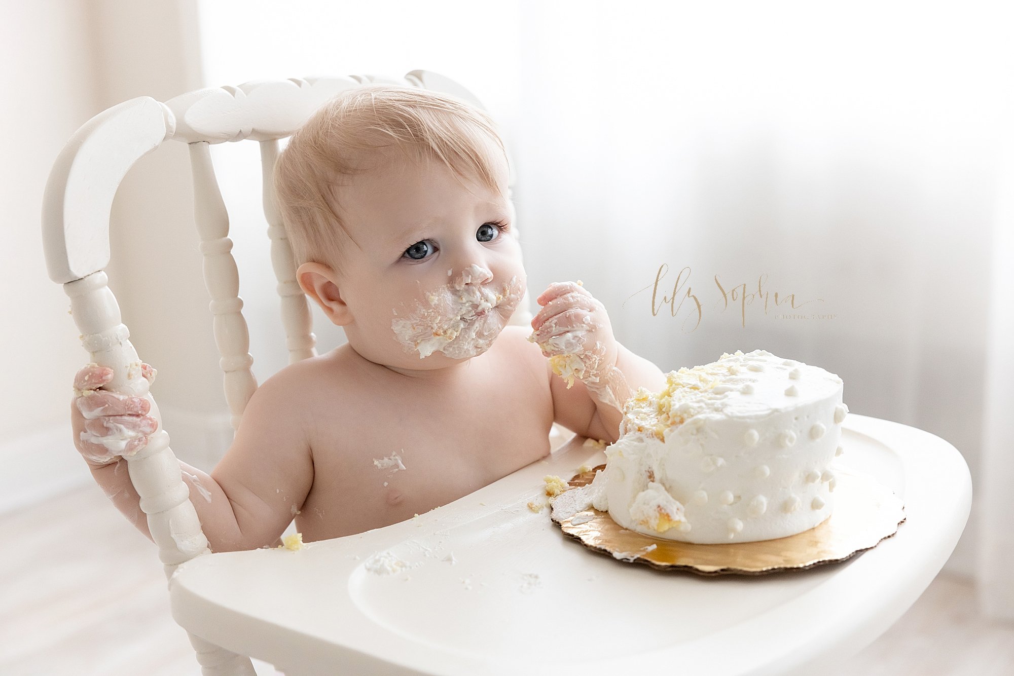 intown-atlanta-decatur-buckhead-brookhaven-studio-family-pictures-baby-boy-first-birthday-cake-smash-photoshoot_4023.jpg