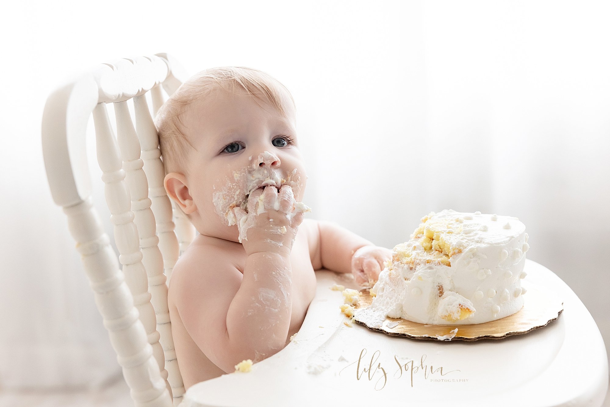 intown-atlanta-decatur-buckhead-brookhaven-studio-family-pictures-baby-boy-first-birthday-cake-smash-photoshoot_4024.jpg