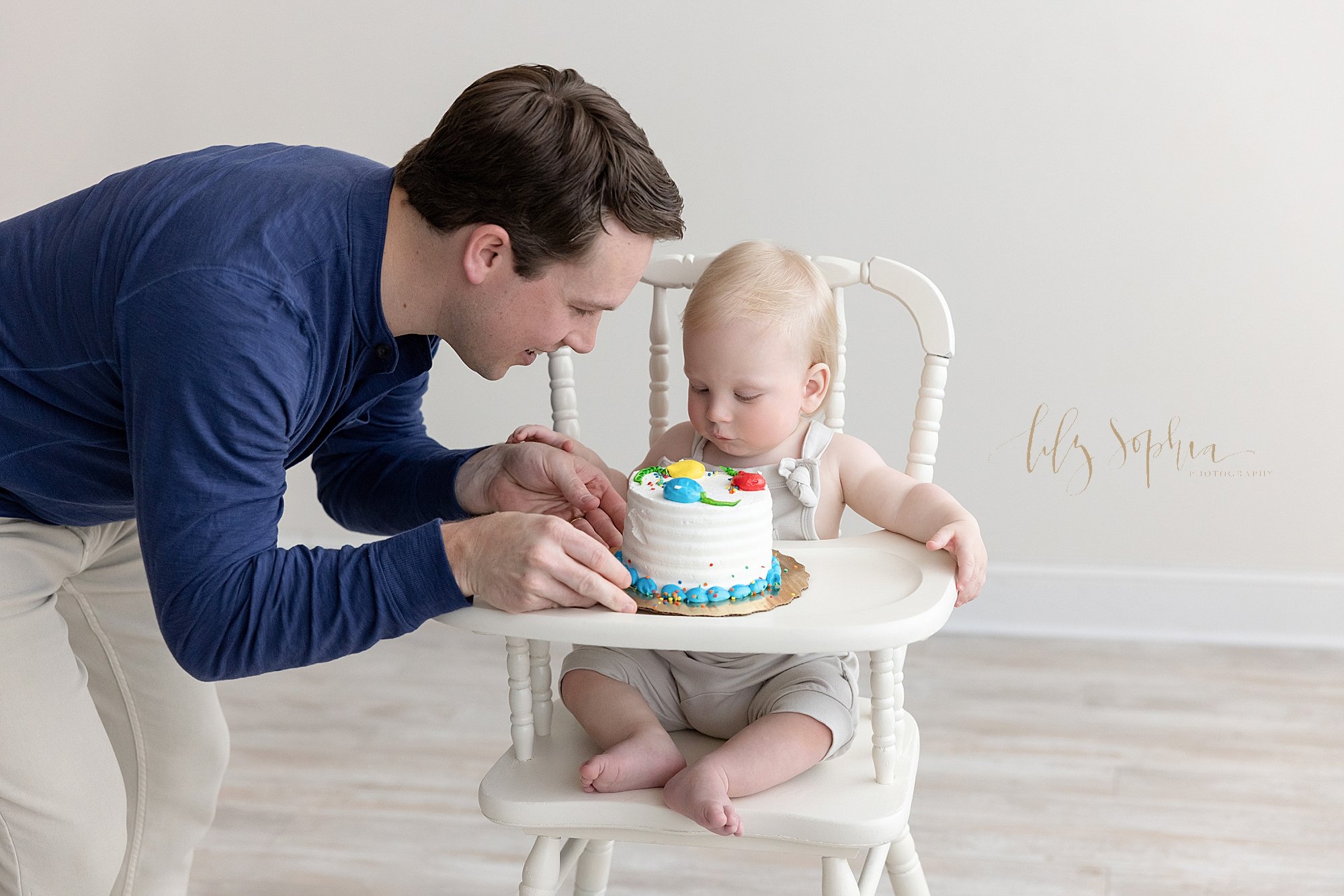 intown-atlanta-decatur-buckhead-brookhaven-studio-family-pictures-baby-boy-first-birthday-cake-smash-photoshoot_4037.jpg