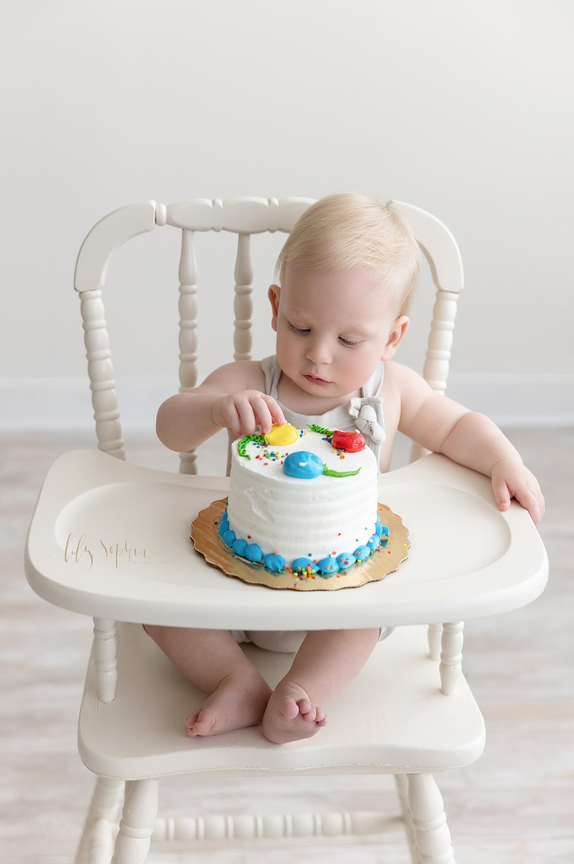 intown-atlanta-decatur-buckhead-brookhaven-studio-family-pictures-baby-boy-first-birthday-cake-smash-photoshoot_4038.jpg