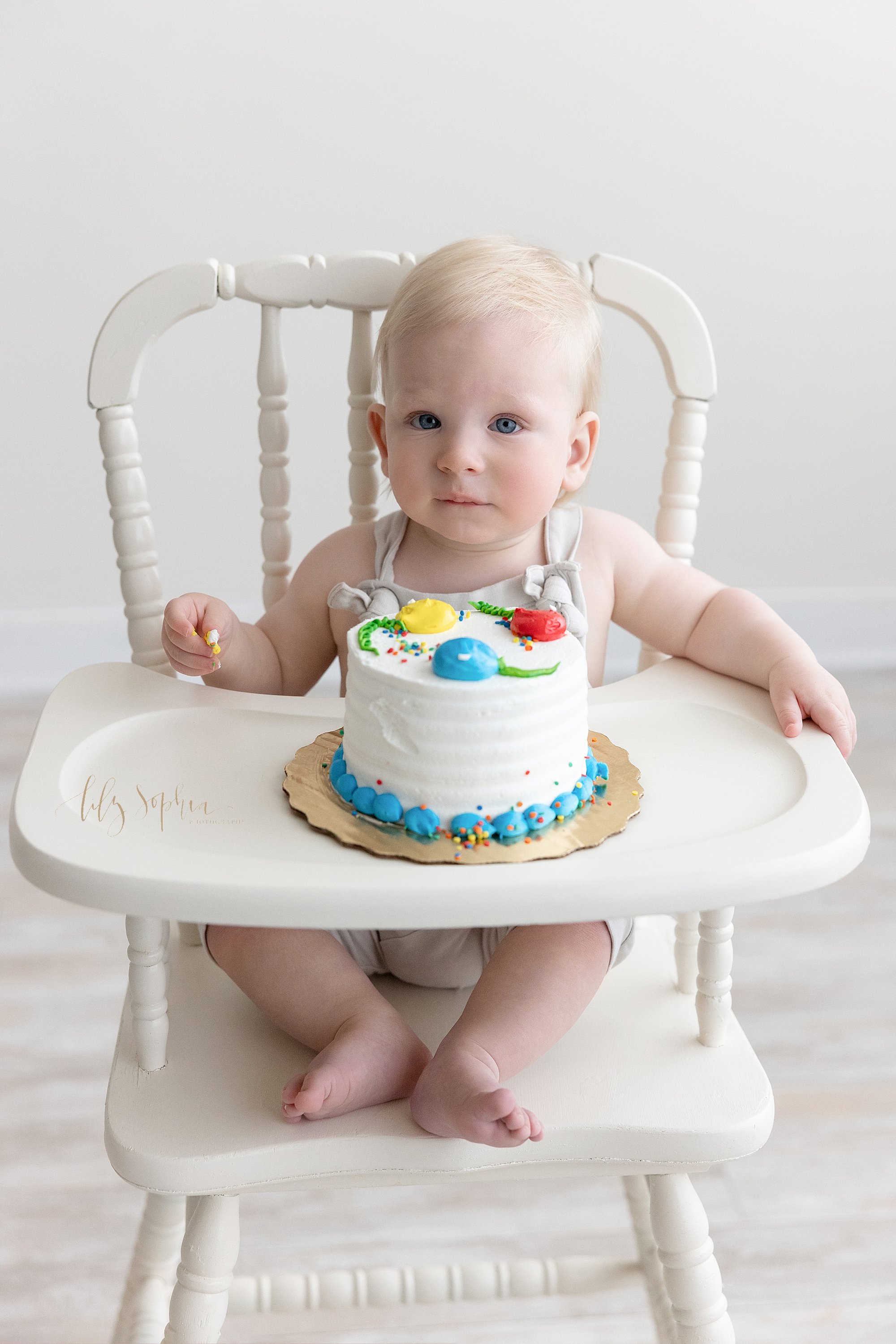 intown-atlanta-decatur-buckhead-brookhaven-studio-family-pictures-baby-boy-first-birthday-cake-smash-photoshoot_4039.jpg