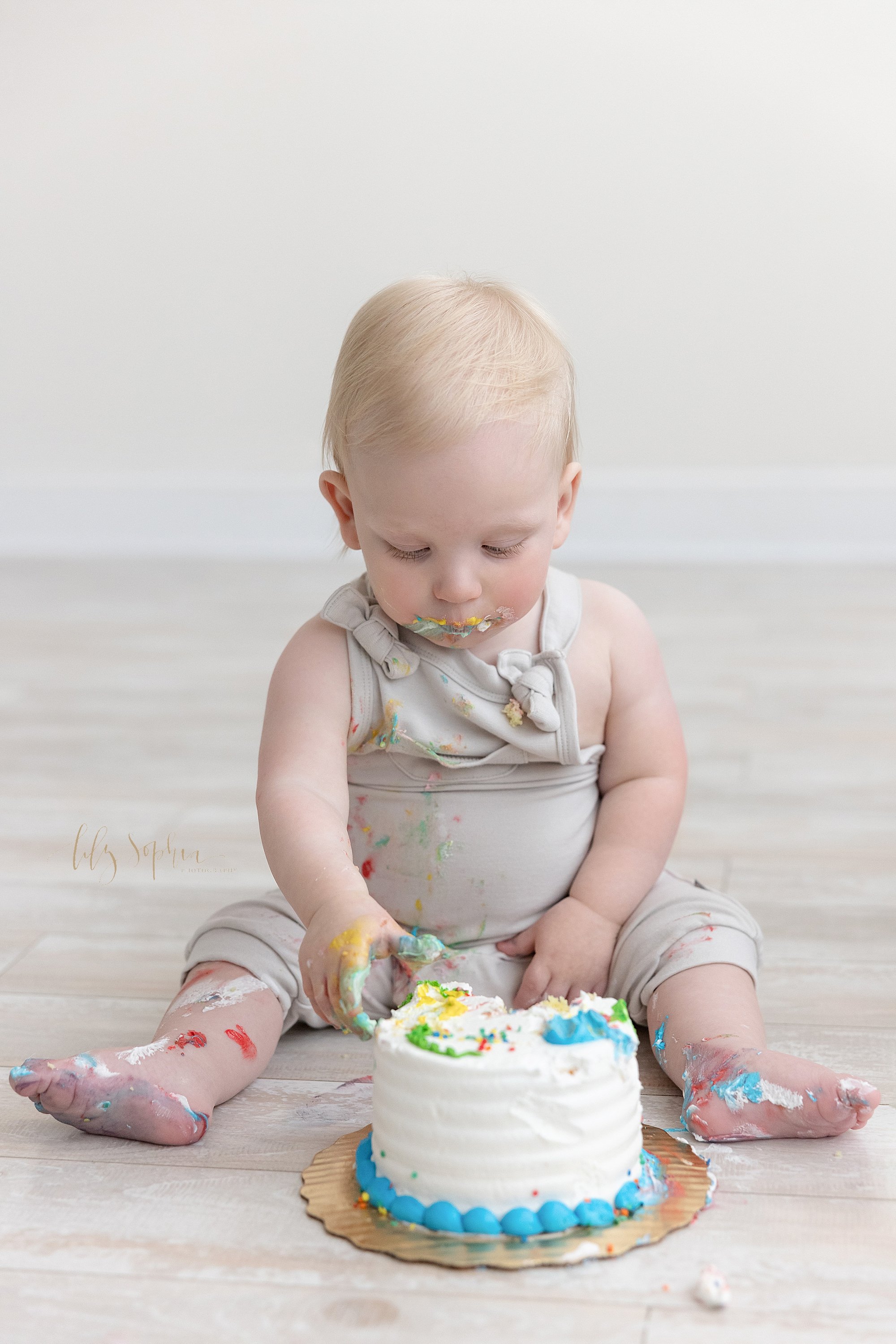 intown-atlanta-decatur-buckhead-brookhaven-studio-family-pictures-baby-boy-first-birthday-cake-smash-photoshoot_4043.jpg
