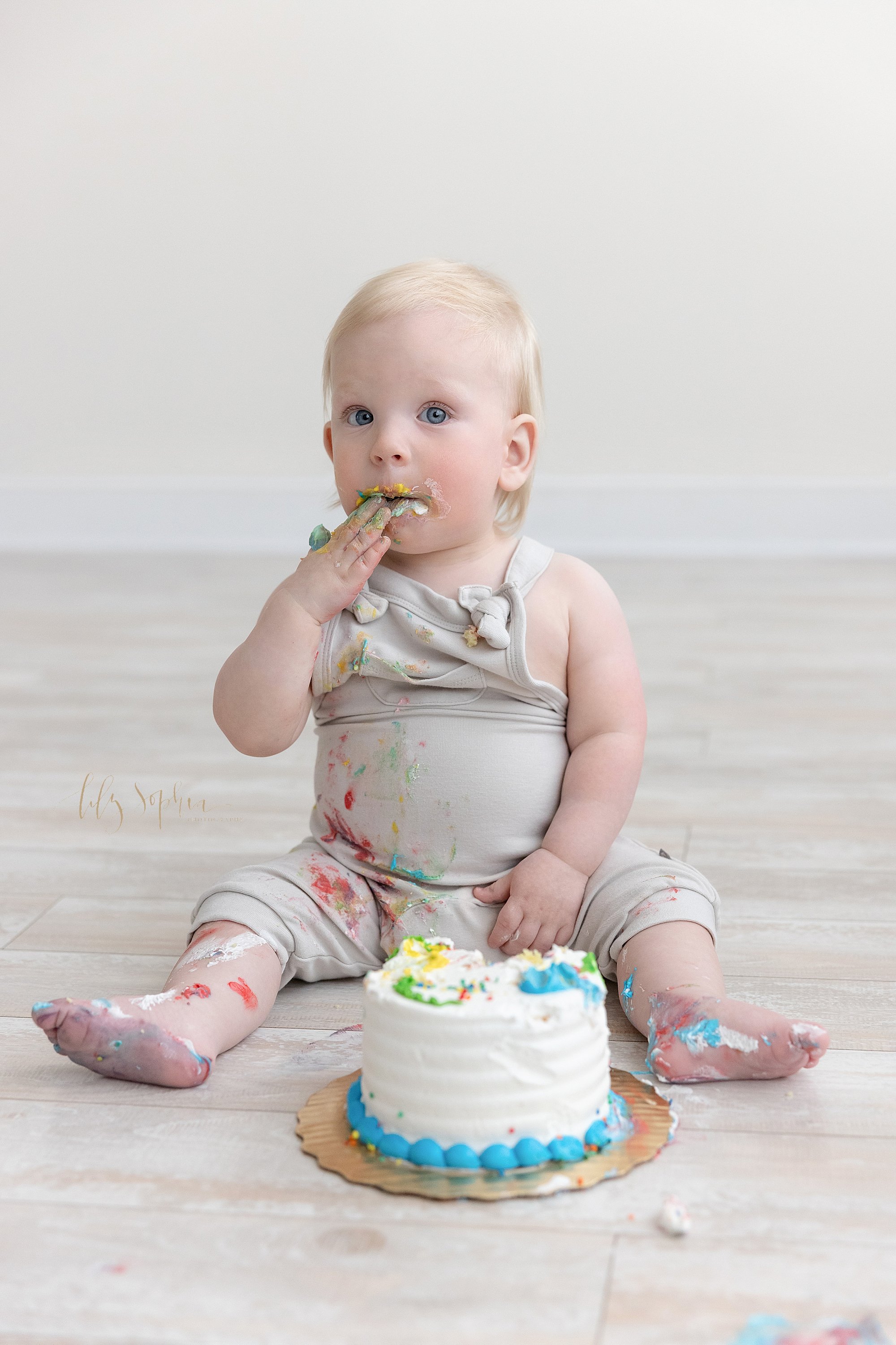 intown-atlanta-decatur-buckhead-brookhaven-studio-family-pictures-baby-boy-first-birthday-cake-smash-photoshoot_4044.jpg