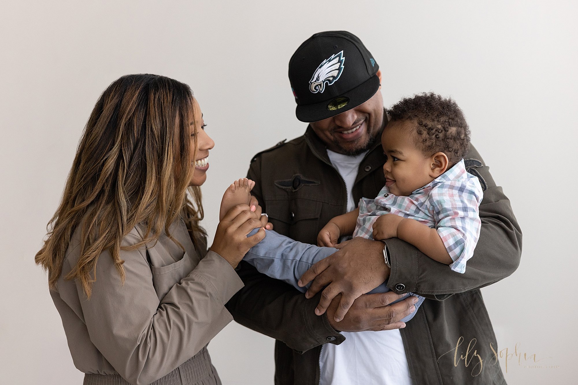 intown-atlanta-decatur-buckhead-brookhaven-studio-family-pictures-baby-boy-first-birthday-cake-smash-photoshoot_4171.jpg