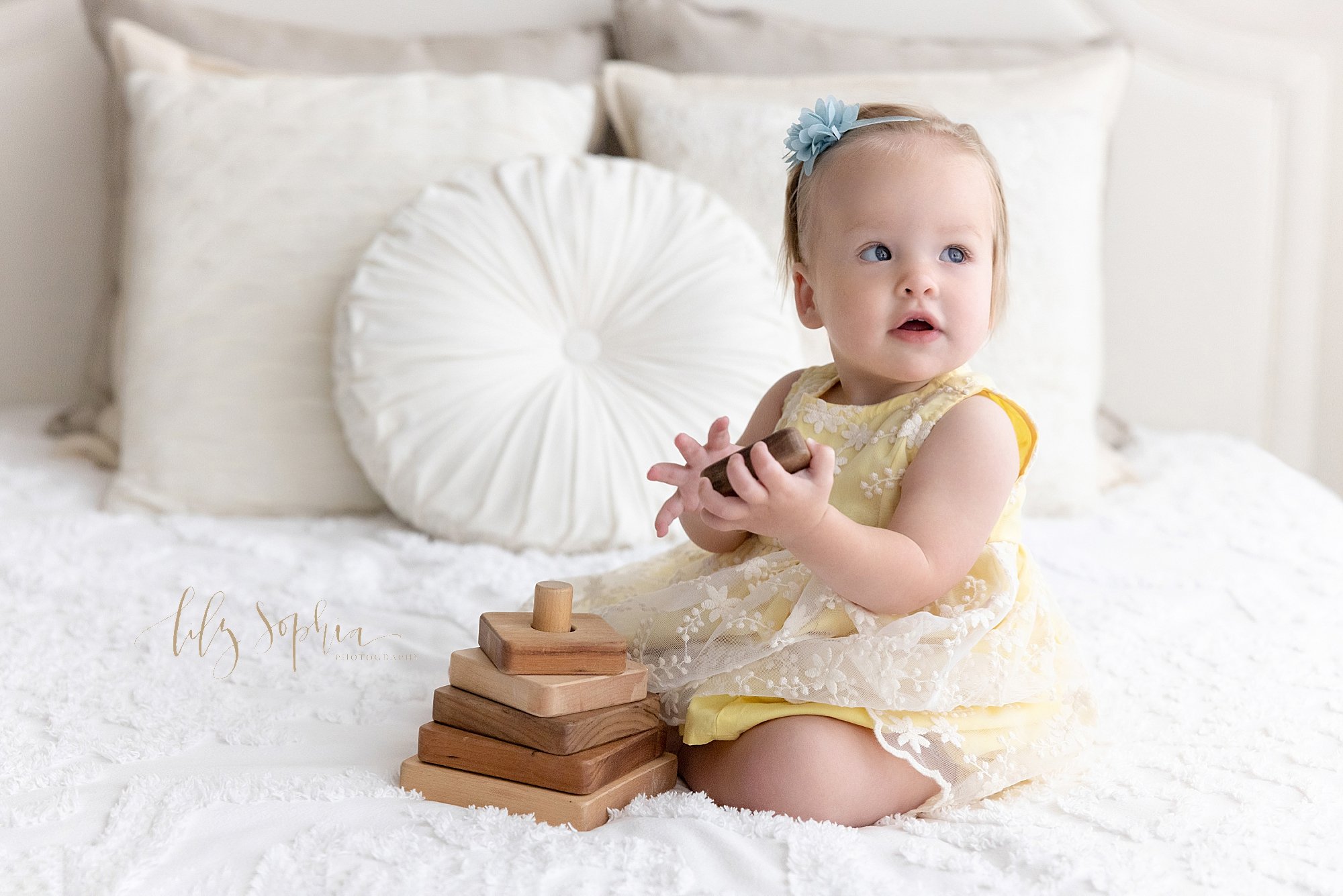 intown-atlanta-decatur-buckhead-brookhaven-studio-family-pictures-baby-girl-first-birthday-cake-smash-photoshoot_4099.jpg