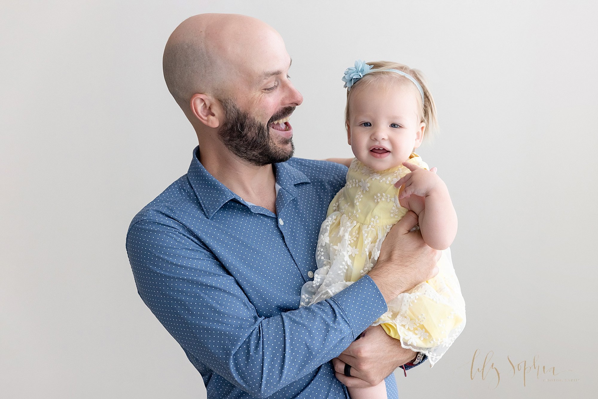 intown-atlanta-decatur-buckhead-brookhaven-studio-family-pictures-baby-girl-first-birthday-cake-smash-photoshoot_4106.jpg