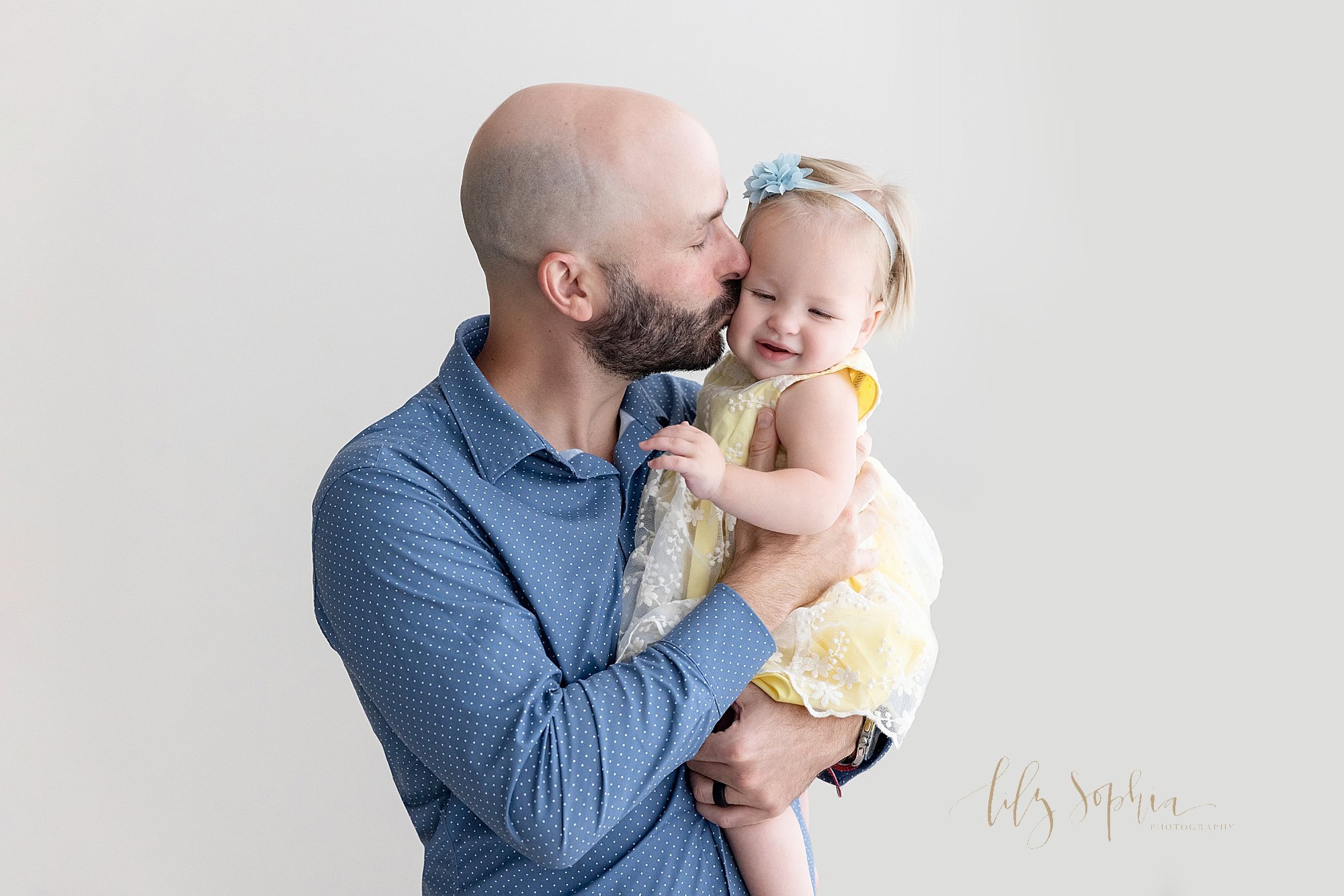 intown-atlanta-decatur-buckhead-brookhaven-studio-family-pictures-baby-girl-first-birthday-cake-smash-photoshoot_4107.jpg