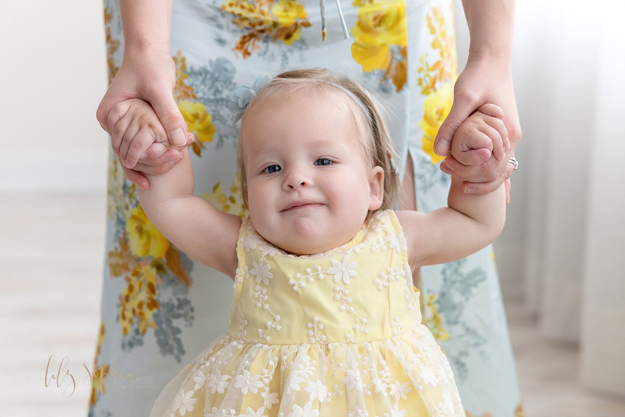 intown-atlanta-decatur-buckhead-brookhaven-studio-family-pictures-baby-girl-first-birthday-cake-smash-photoshoot_4111.jpg