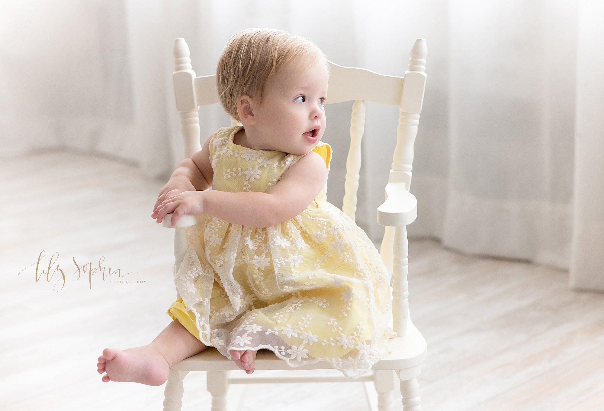 intown-atlanta-decatur-buckhead-brookhaven-studio-family-pictures-baby-girl-first-birthday-cake-smash-photoshoot_4127.jpg