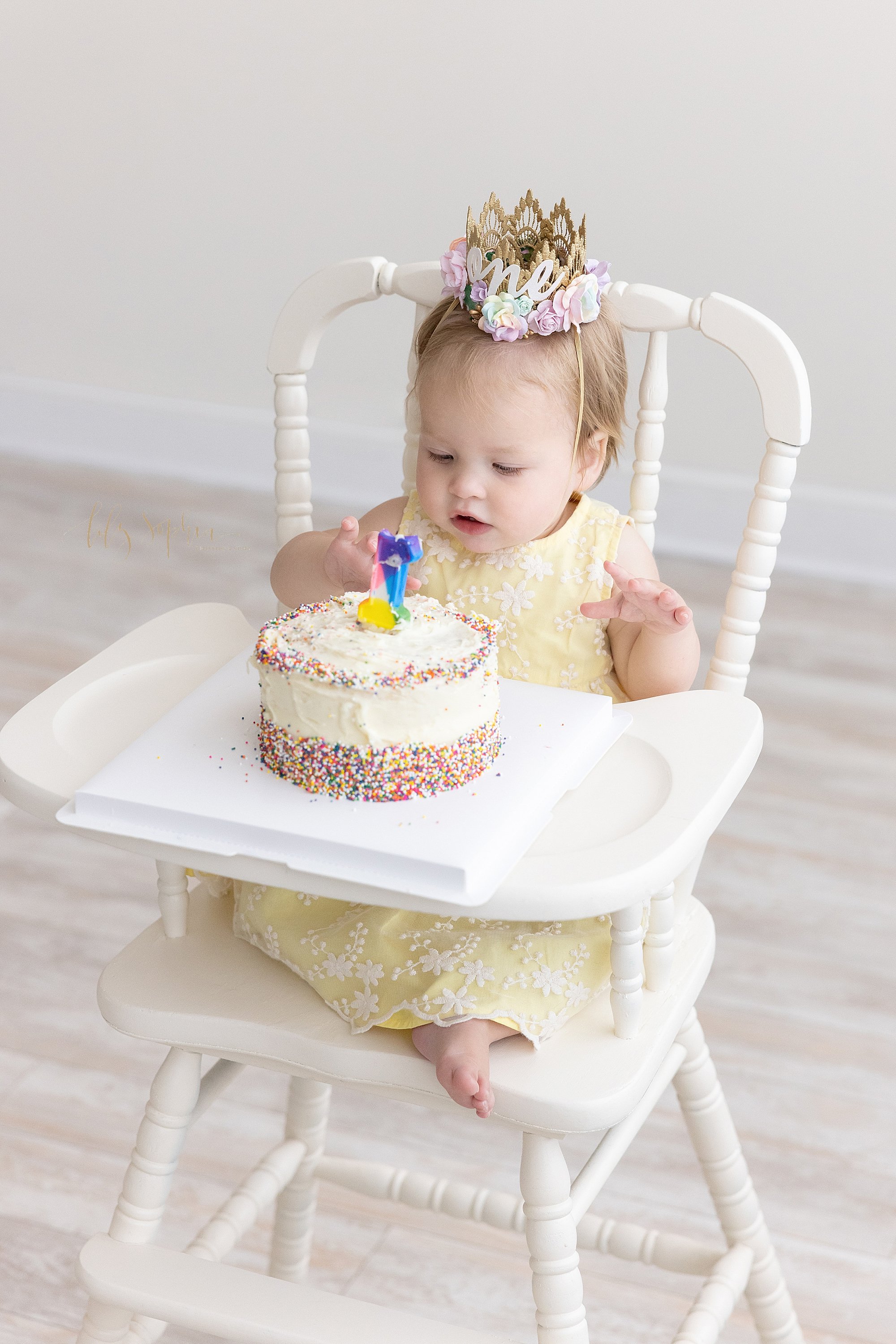 intown-atlanta-decatur-buckhead-brookhaven-studio-family-pictures-baby-girl-first-birthday-cake-smash-photoshoot_4132.jpg
