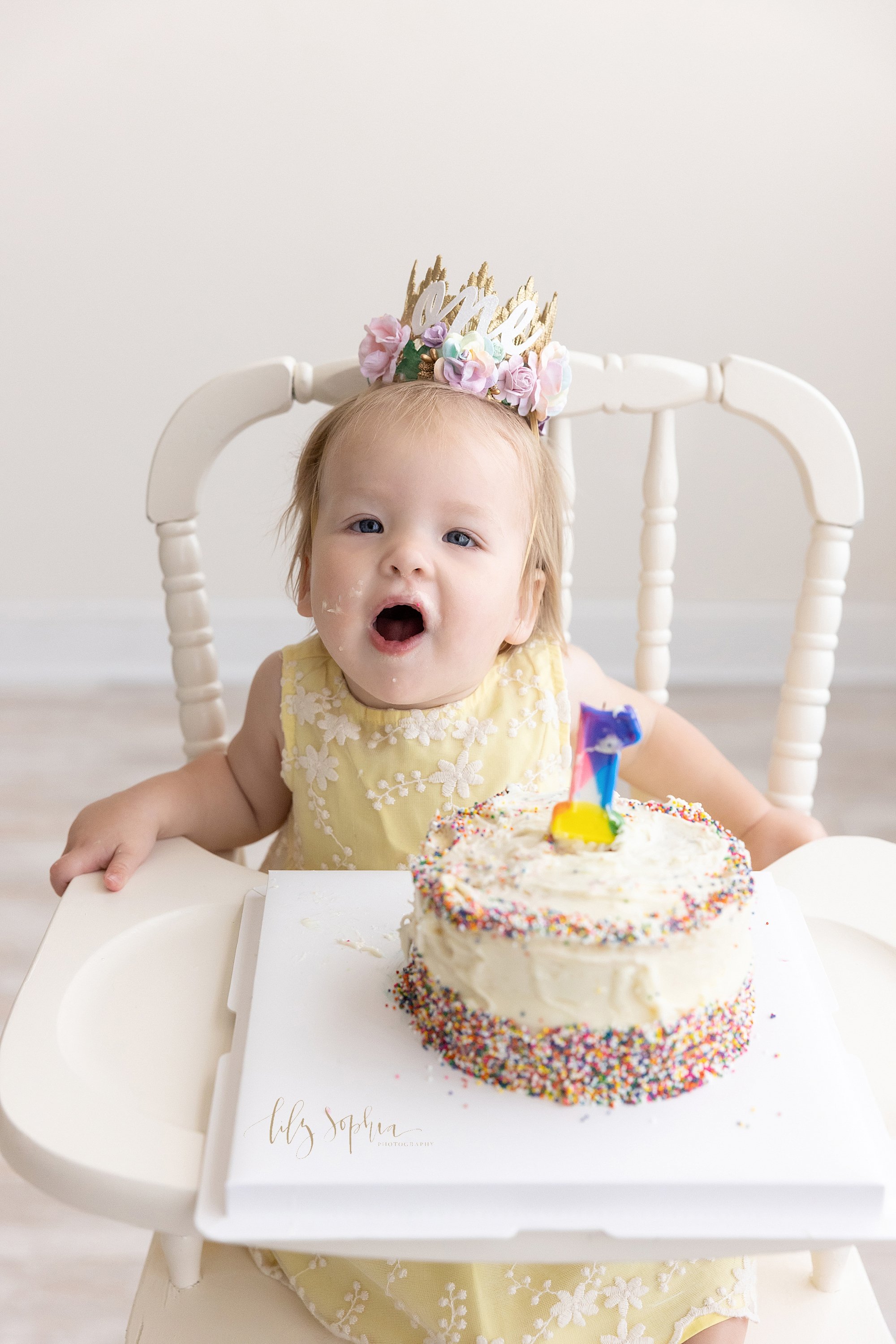 intown-atlanta-decatur-buckhead-brookhaven-studio-family-pictures-baby-girl-first-birthday-cake-smash-photoshoot_4134.jpg