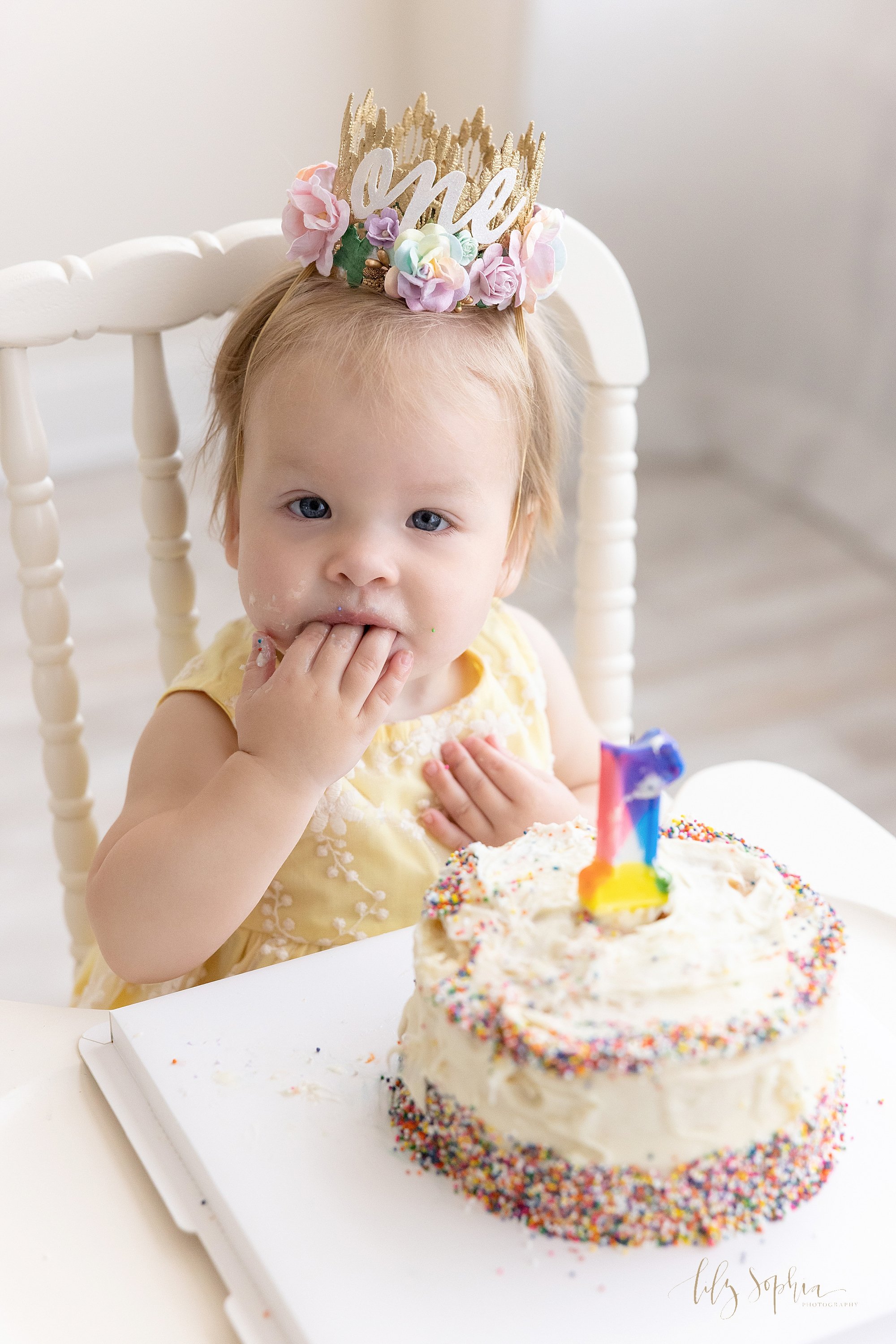 intown-atlanta-decatur-buckhead-brookhaven-studio-family-pictures-baby-girl-first-birthday-cake-smash-photoshoot_4137.jpg
