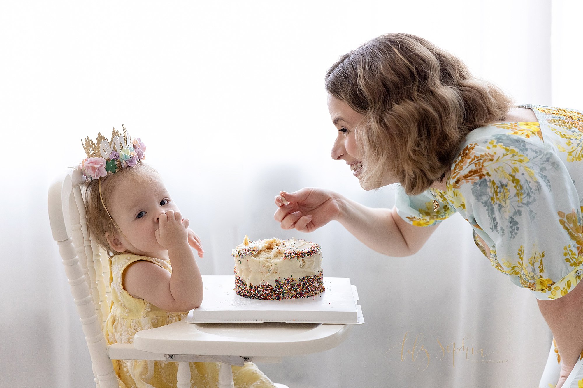 intown-atlanta-decatur-buckhead-brookhaven-studio-family-pictures-baby-girl-first-birthday-cake-smash-photoshoot_4140.jpg