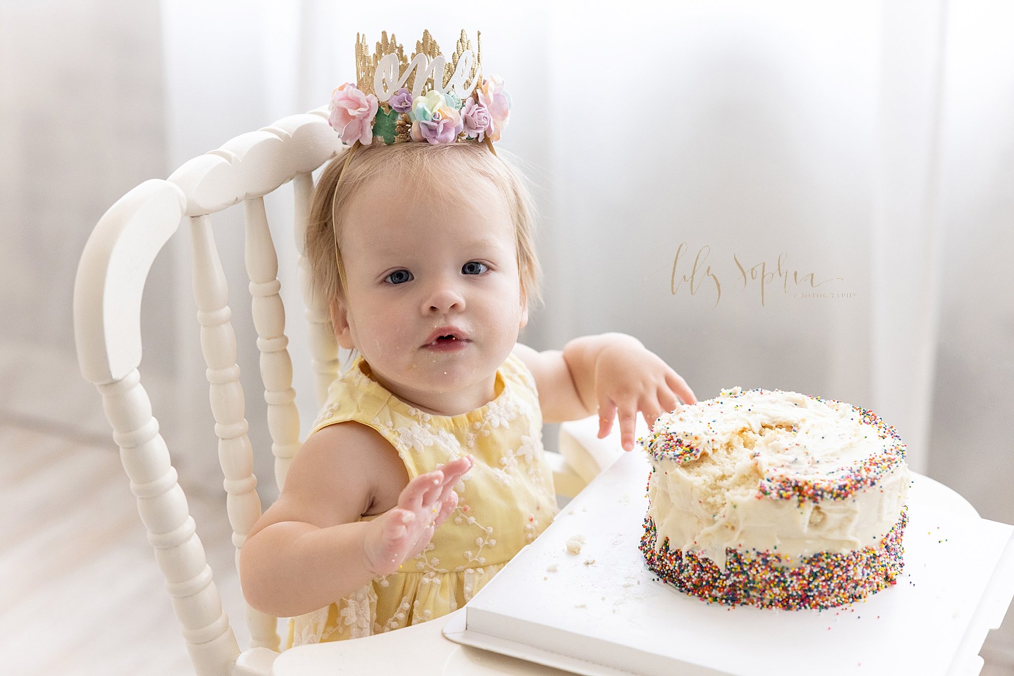 intown-atlanta-decatur-buckhead-brookhaven-studio-family-pictures-baby-girl-first-birthday-cake-smash-photoshoot_4141.jpg