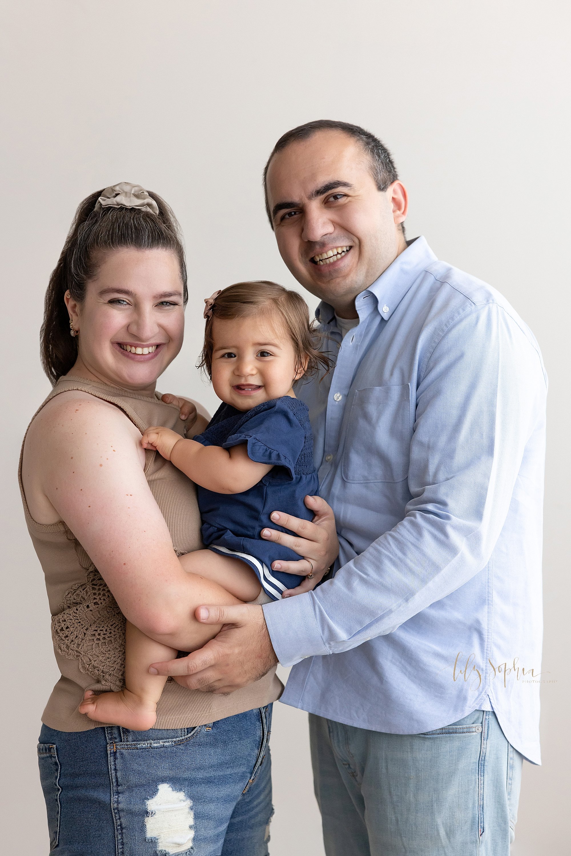 intown-atlanta-decatur-buckhead-brookhaven-studio-family-pictures-baby-girl-first-birthday-cake-smash-photoshoot_4152.jpg