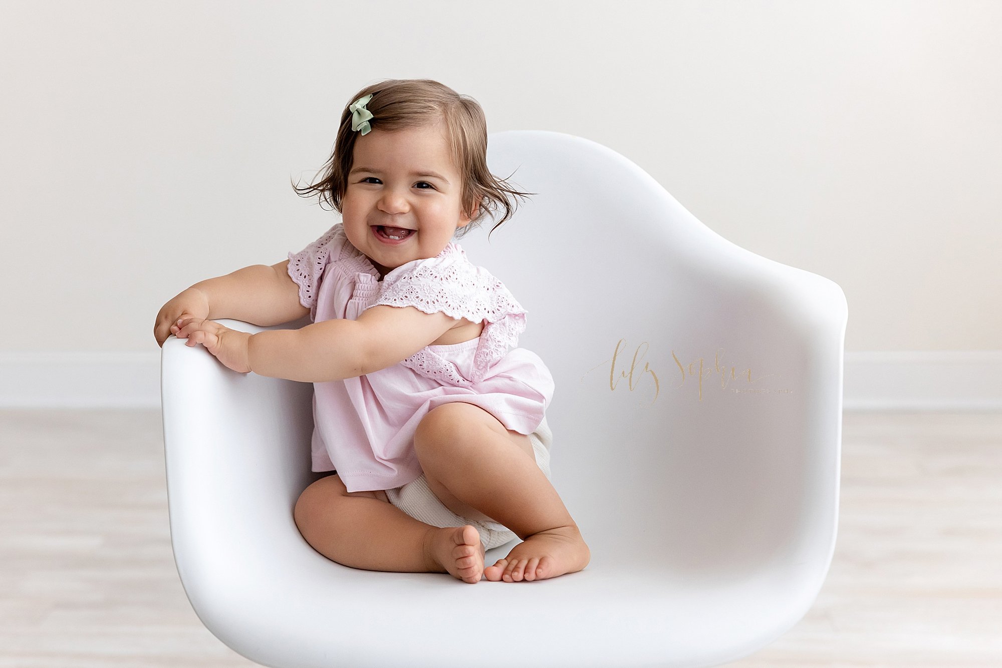 intown-atlanta-decatur-buckhead-brookhaven-studio-family-pictures-baby-girl-first-birthday-cake-smash-photoshoot_4160.jpg