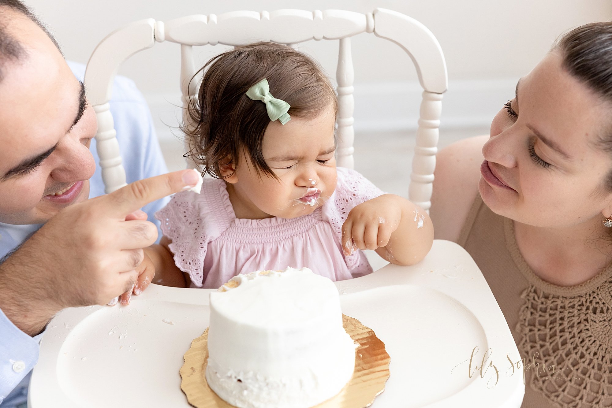 intown-atlanta-decatur-buckhead-brookhaven-studio-family-pictures-baby-girl-first-birthday-cake-smash-photoshoot_4161.jpg