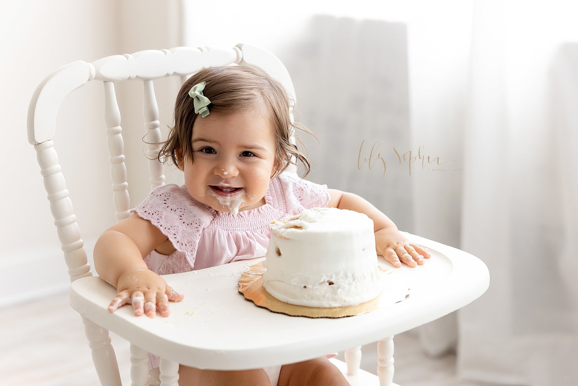intown-atlanta-decatur-buckhead-brookhaven-studio-family-pictures-baby-girl-first-birthday-cake-smash-photoshoot_4162.jpg