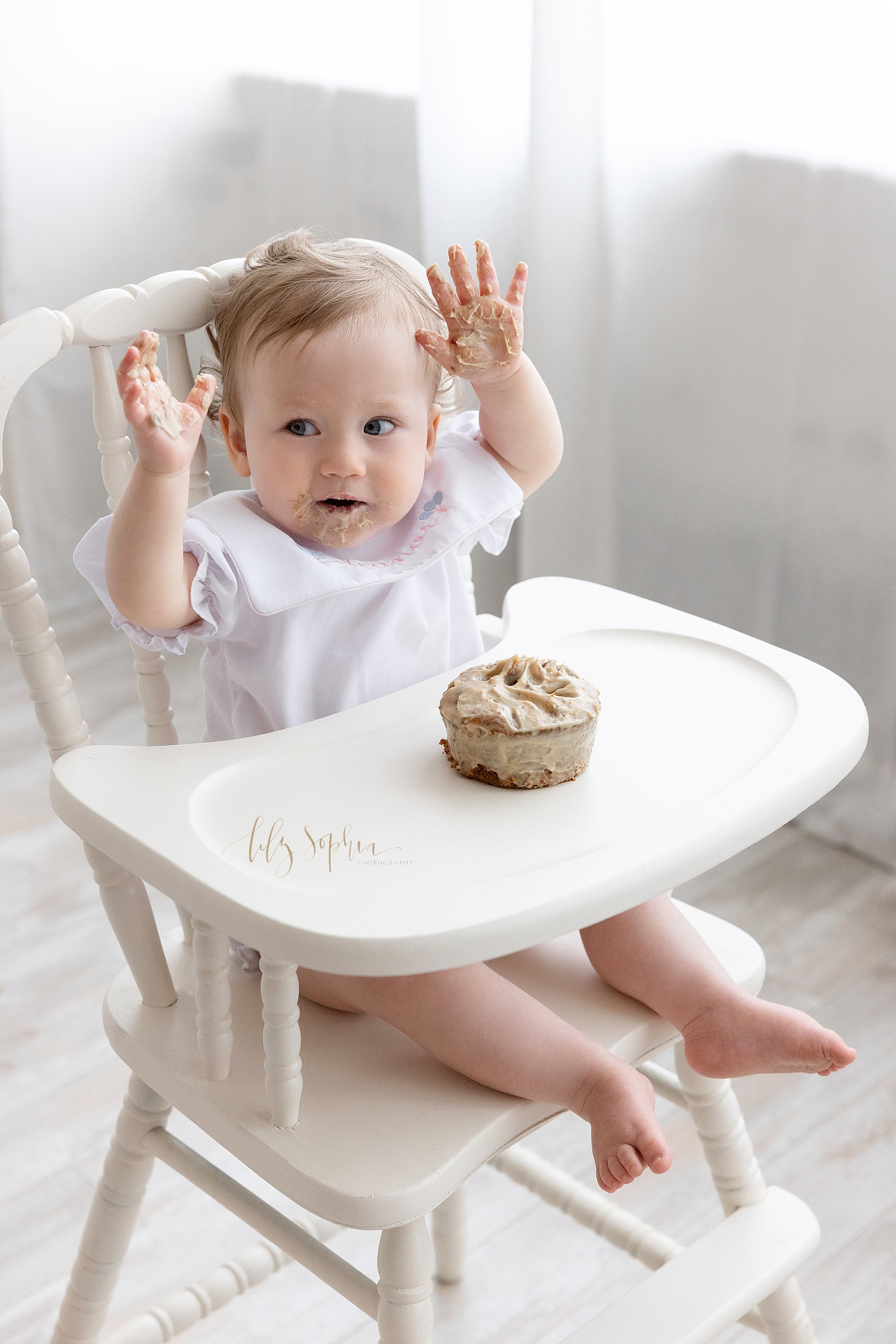 intown-atlanta-decatur-kirkwood-buckhead-brookhaven-studio-family-first-birthday-cake-smash-baby-girl-photoshoot_4588.jpg