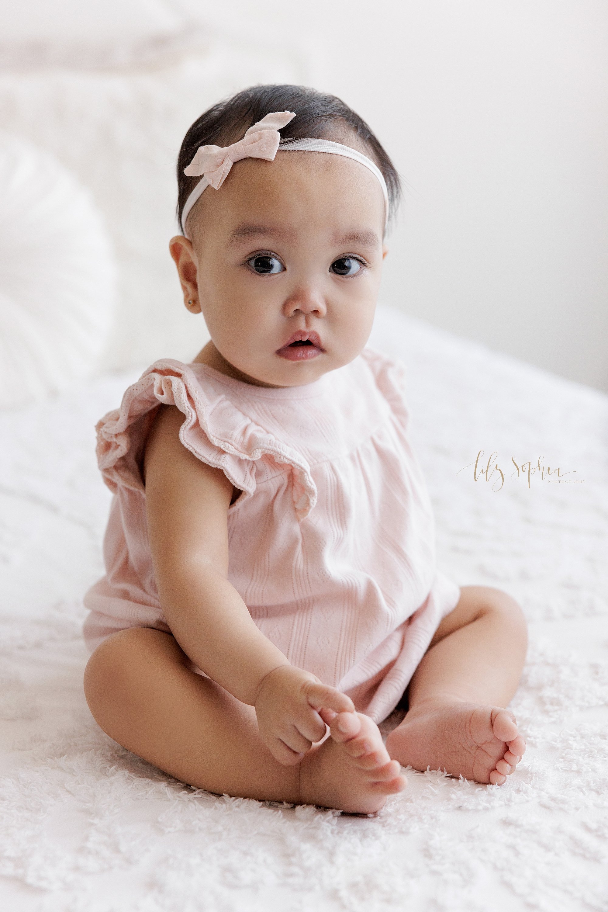 intown-atlanta-decatur-brookhaven-buckhead-first-birthday-cake-smash-photoshoot-baby-girl-family-studio-photos_5299.jpg