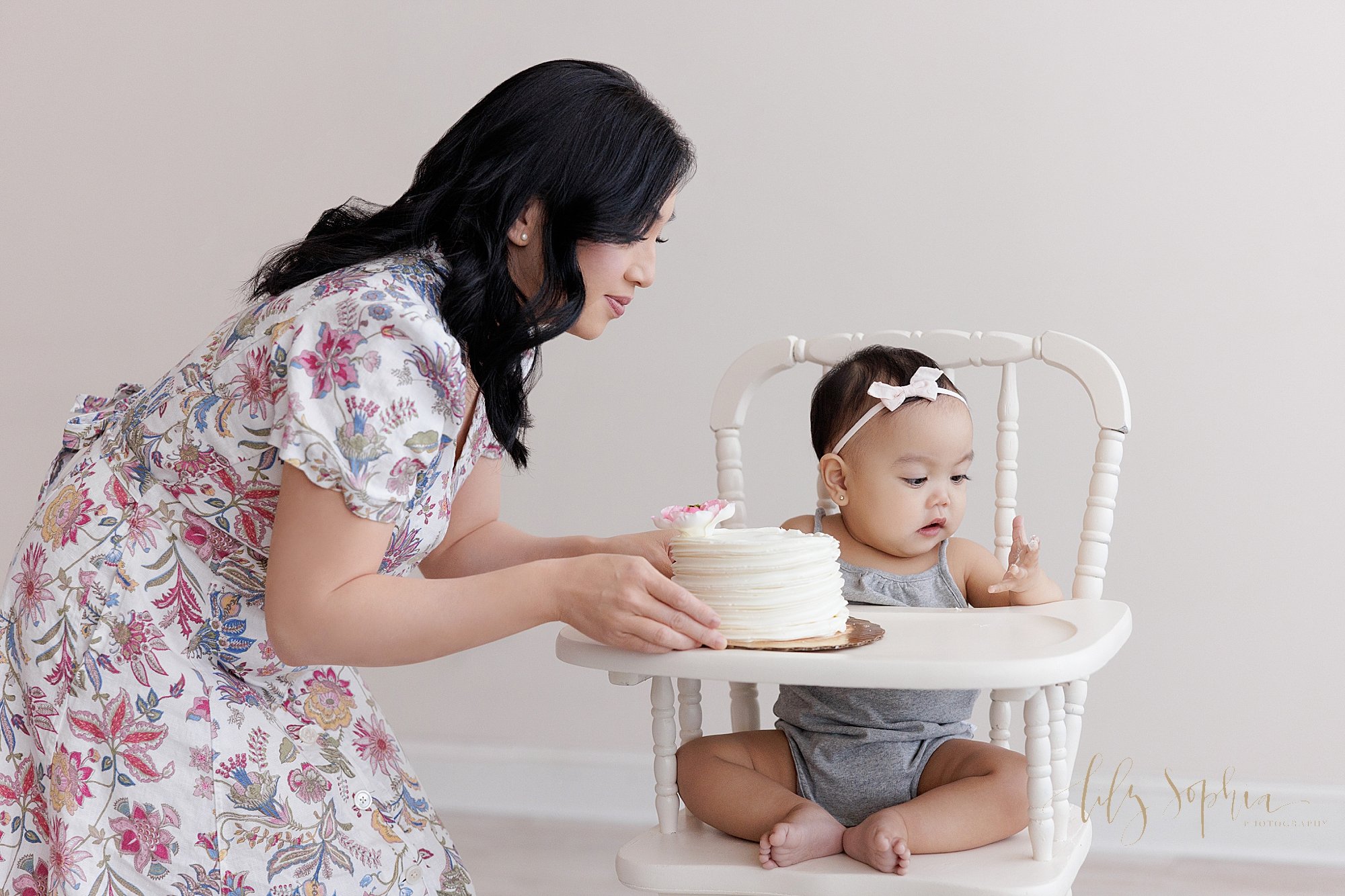 intown-atlanta-decatur-brookhaven-buckhead-first-birthday-cake-smash-photoshoot-baby-girl-family-studio-photos_5315.jpg