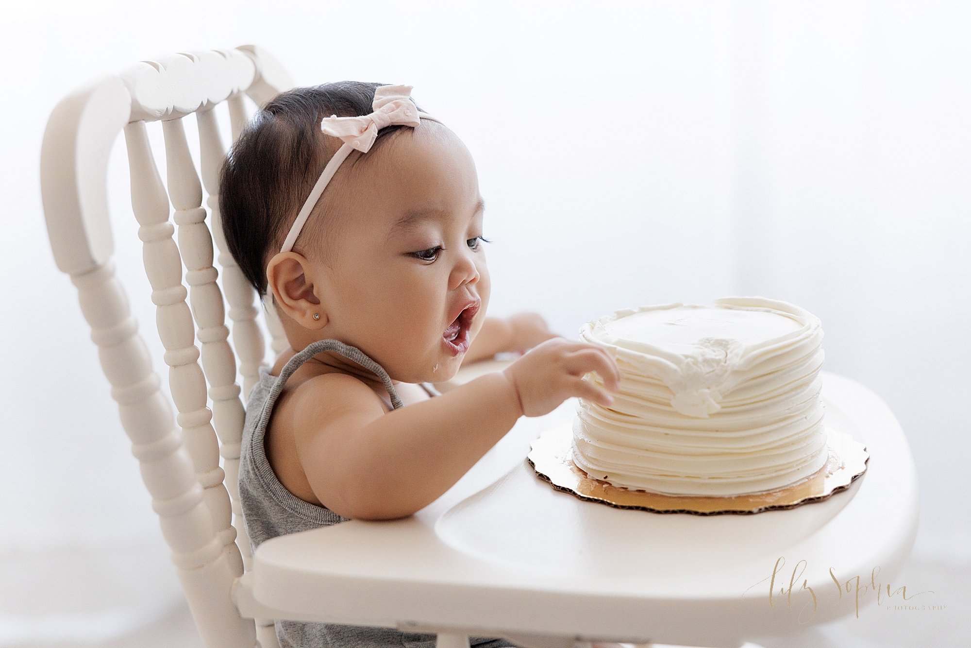 intown-atlanta-decatur-brookhaven-buckhead-first-birthday-cake-smash-photoshoot-baby-girl-family-studio-photos_5318.jpg