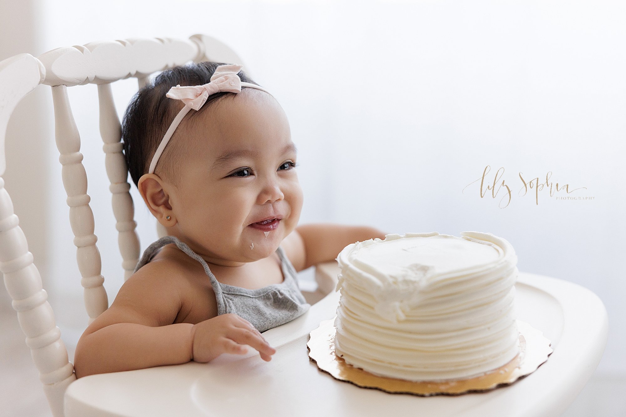 intown-atlanta-decatur-brookhaven-buckhead-first-birthday-cake-smash-photoshoot-baby-girl-family-studio-photos_5319.jpg