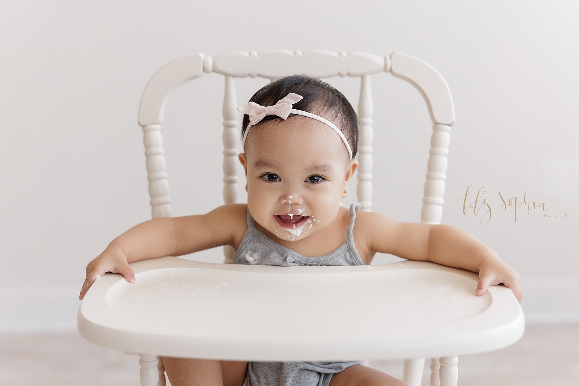 intown-atlanta-decatur-brookhaven-buckhead-first-birthday-cake-smash-photoshoot-baby-girl-family-studio-photos_5327.jpg