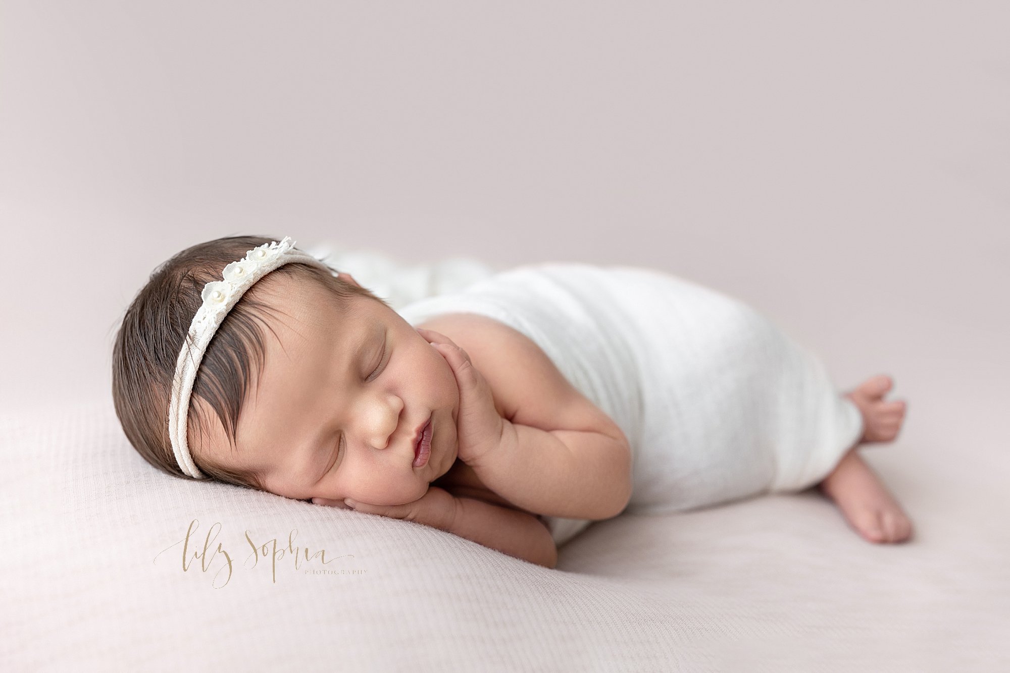 intown-atlanta-decatur-brookhaven-buckhead-newborn-baby-girl-family-studio-photoshoot_5329.jpg