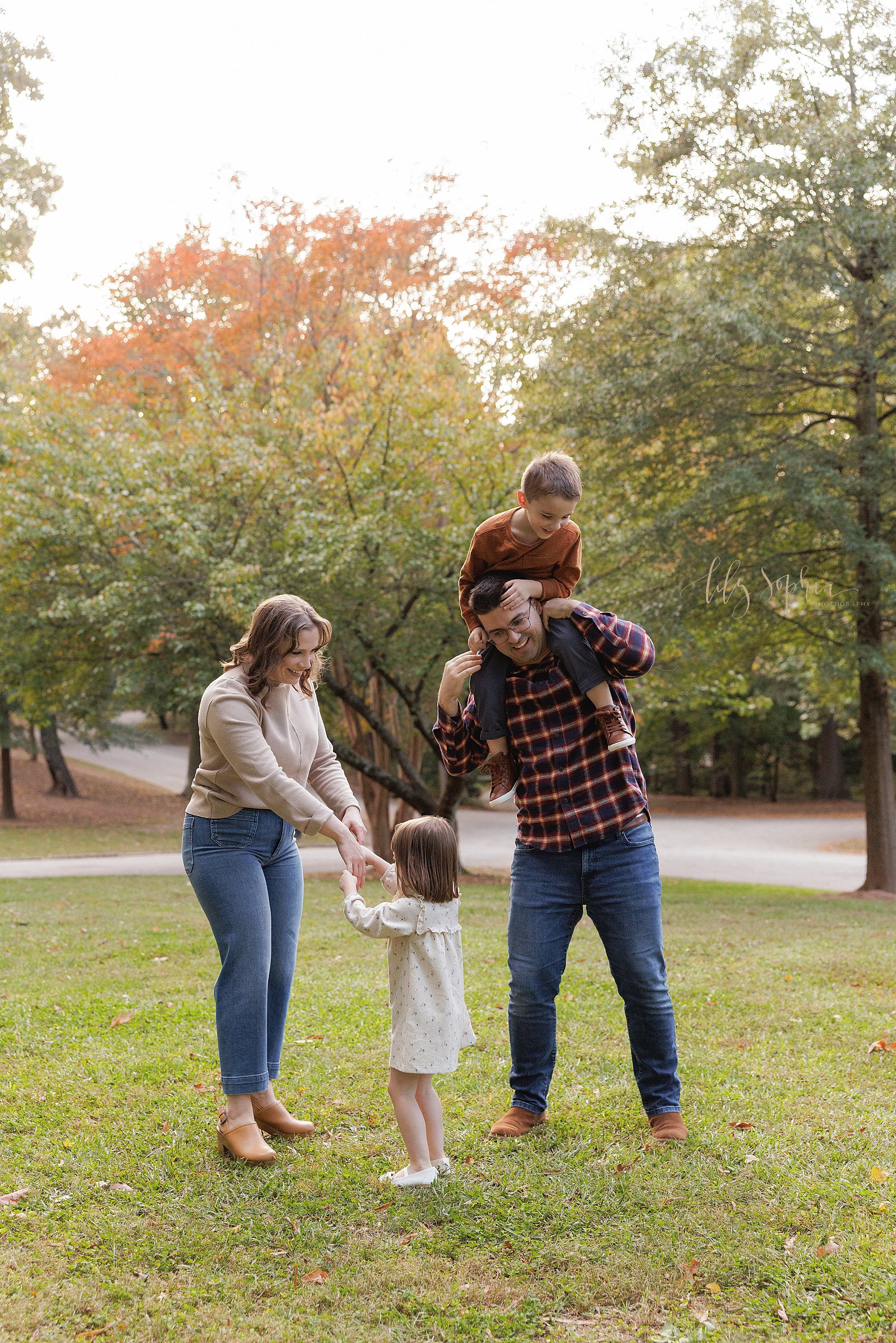 intown-atlanta-decatur-brookhaven-buckhead-outdoor-fall-pictures-family-photoshoot_5553.jpg