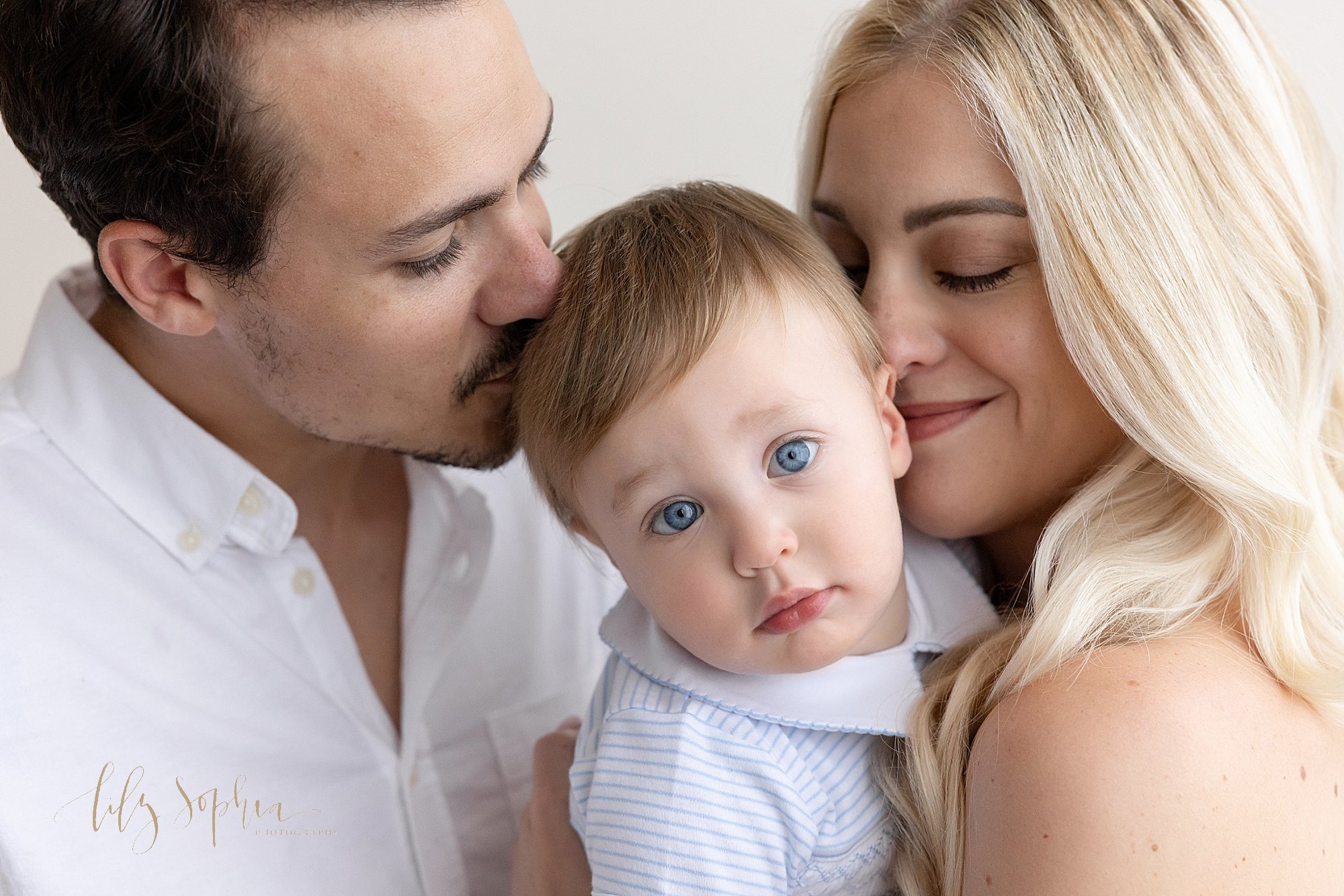 intown-atlanta-morningside-decatur-brookhaven-buckhead-studio-natural-light-first-birthday-family-cake-smash-photoshoot_6013.jpg