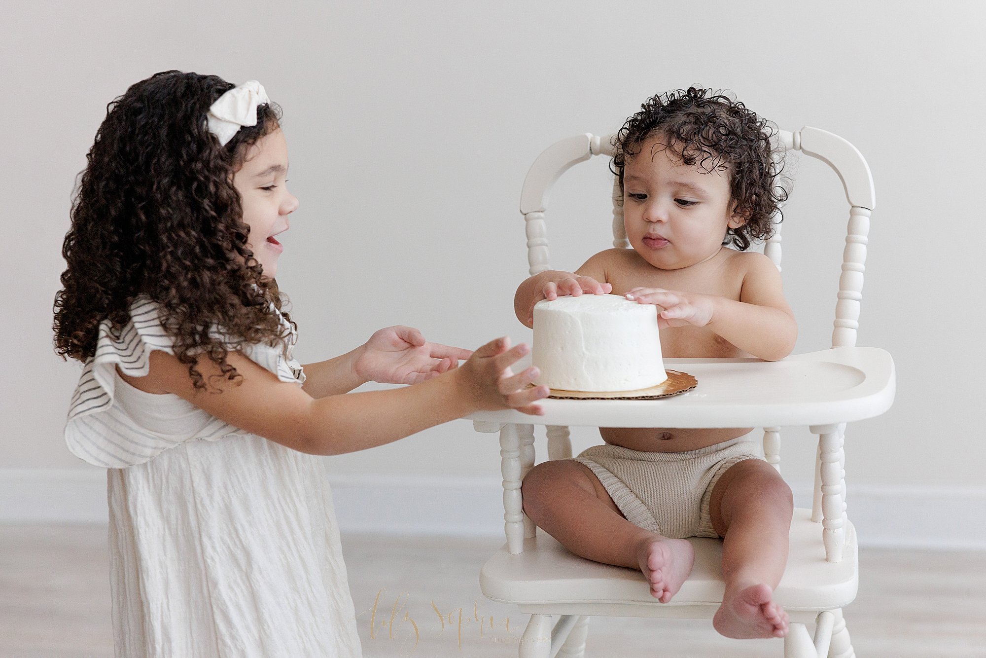 intown-atlanta-morningside-decatur-brookhaven-buckhead-studio-natural-light-first-birthday-family-cake-smash-photoshoot_6060.jpg