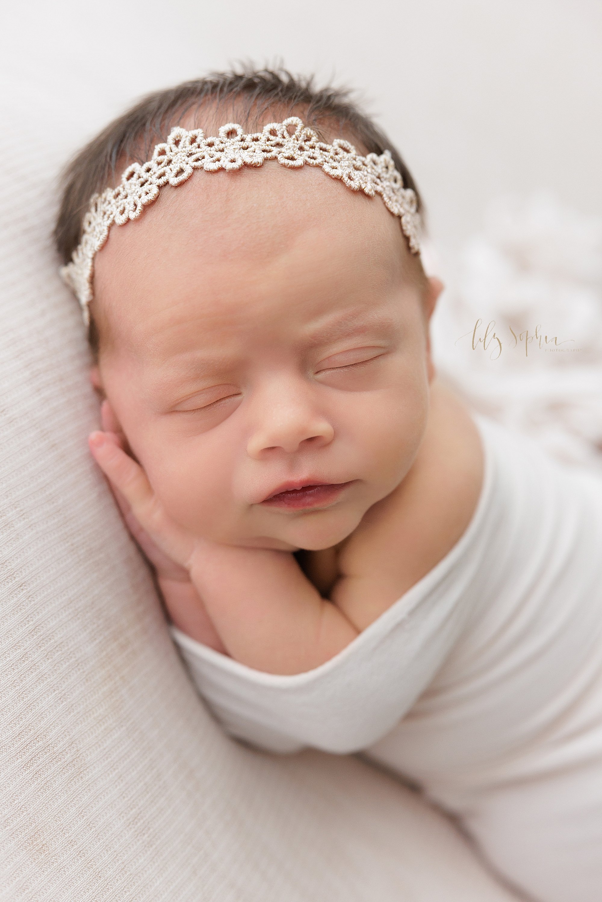 intown-atlanta-morningside-decatur-brookhaven-buckhead-indoor-studio-newborn-baby-girl-family-photoshoot_6250.jpg