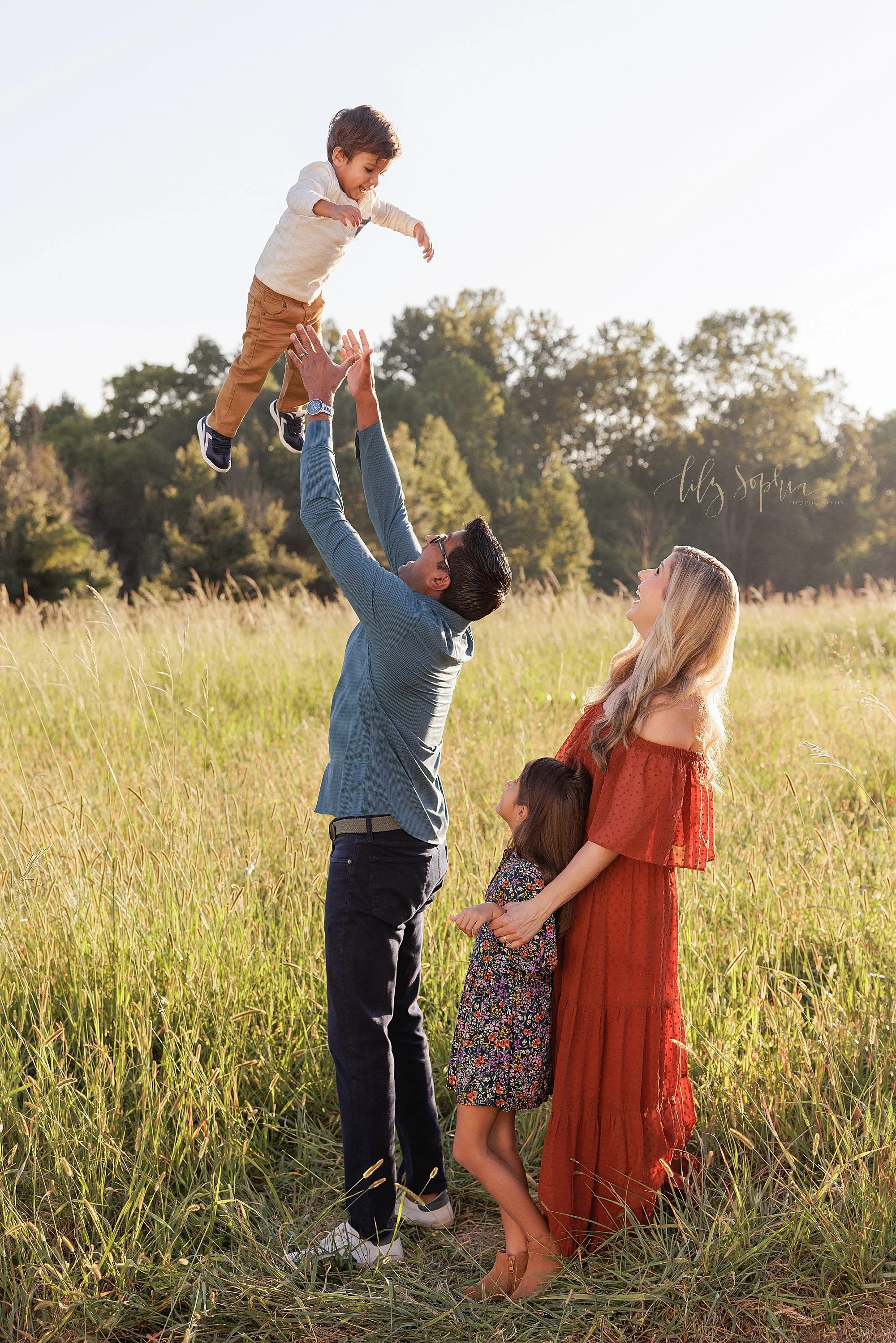 intown-atlanta-morningside-decatur-brookhaven-buckhead-outdoor-fall-family-photoshoot-field-sunset_6643.jpg