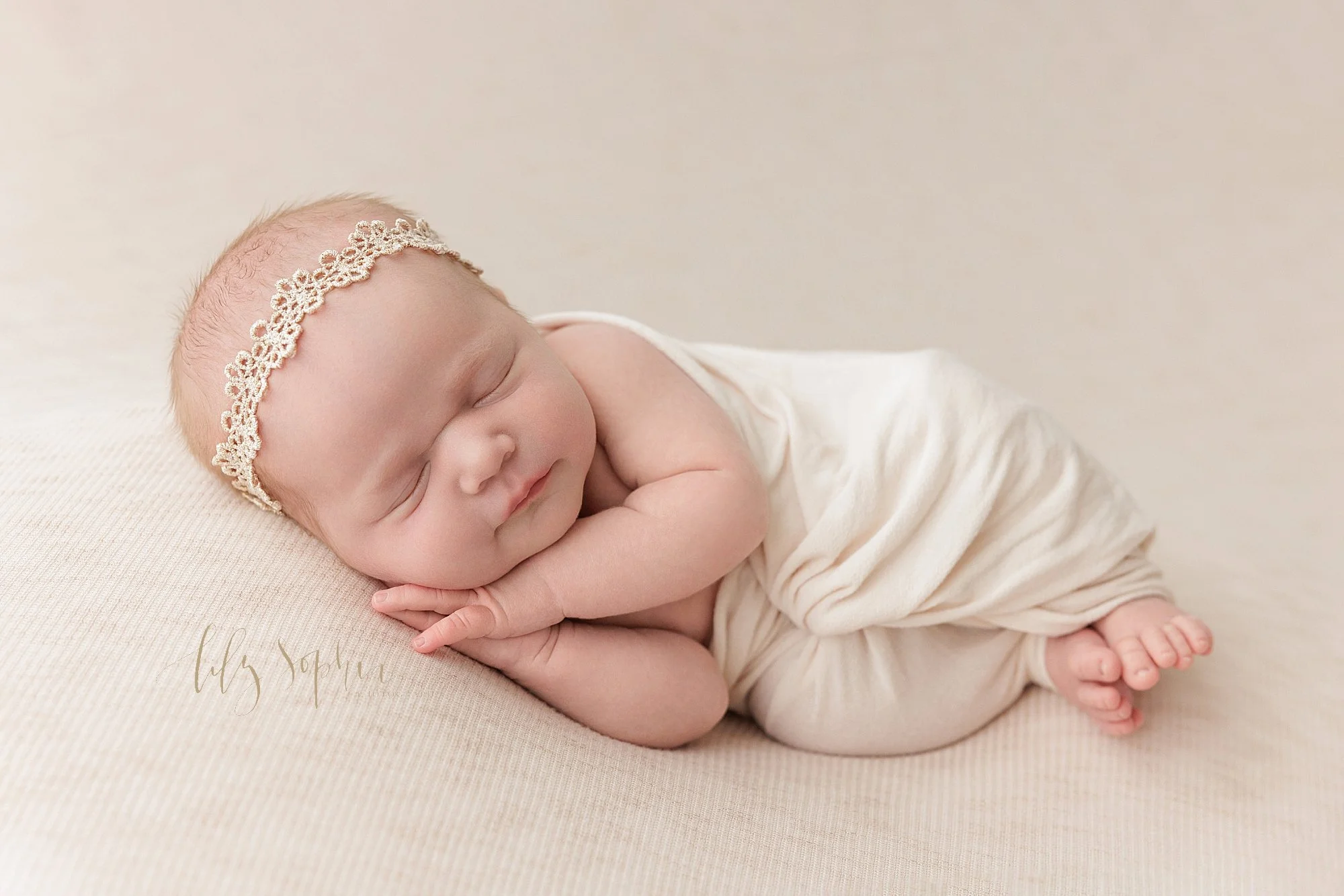 intown-atlanta-morningside-decatur-brookhaven-buckhead-natural-light-studio-family-portraits-newborn-baby-girl-photoshoot_0150.jpg