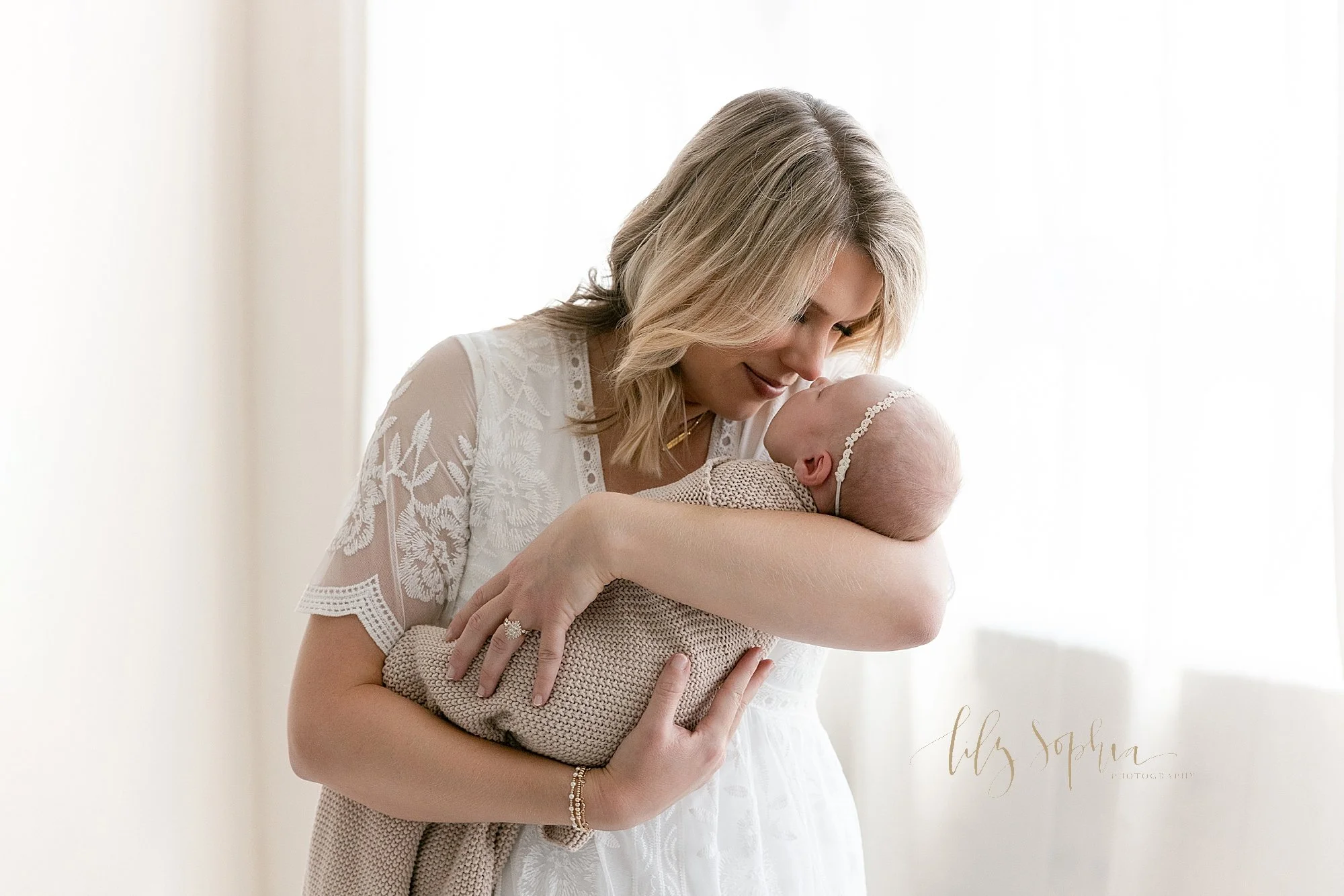 intown-atlanta-morningside-decatur-brookhaven-buckhead-natural-light-studio-family-portraits-newborn-baby-girl-photoshoot_0170.jpg