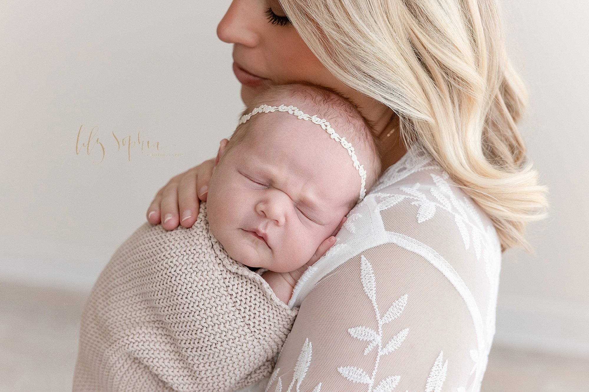 intown-atlanta-morningside-decatur-brookhaven-buckhead-natural-light-studio-family-portraits-newborn-baby-girl-photoshoot_0177.jpg