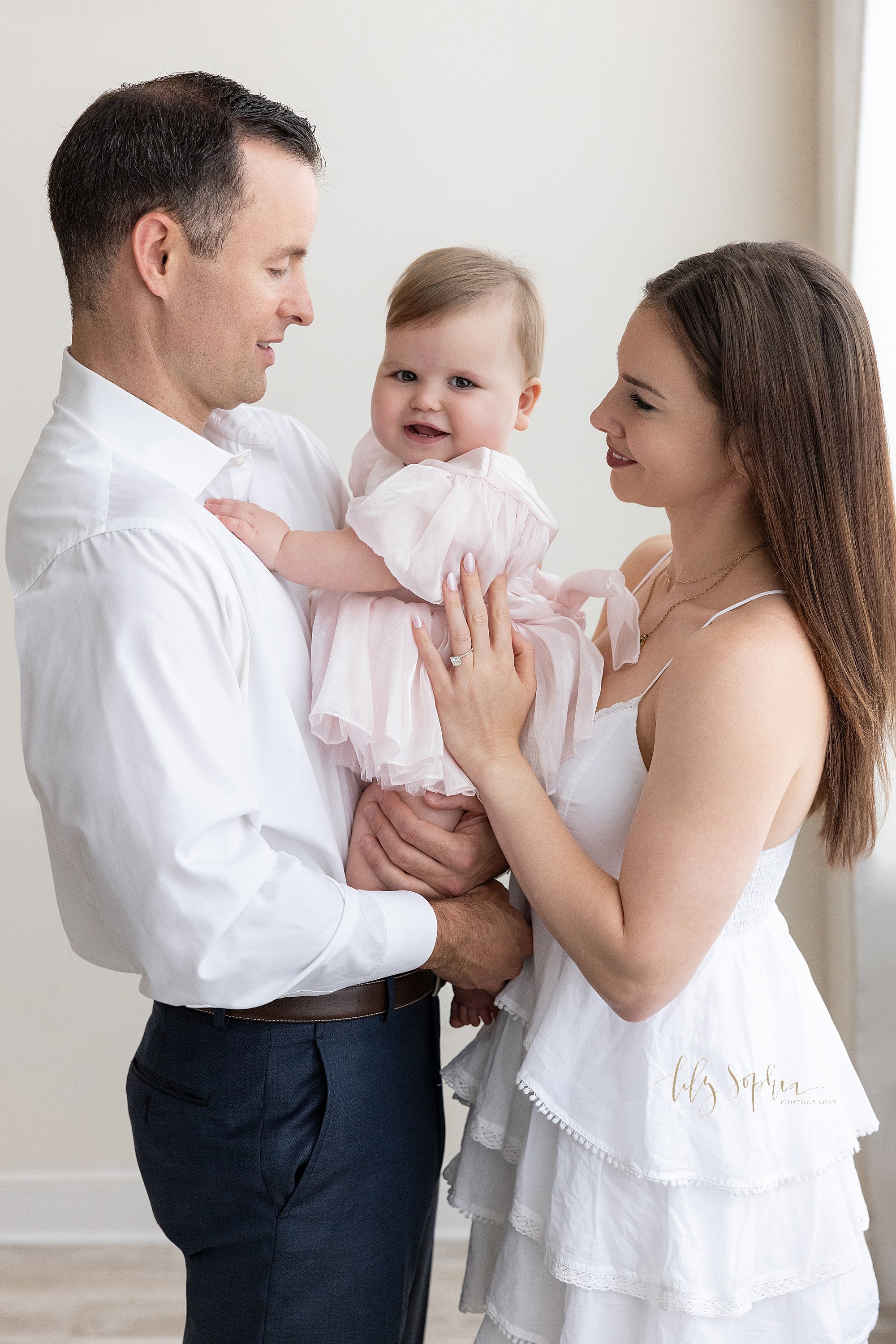 intown-atlanta-morningside-decatur-brookhaven-buckhead-natural-light-studio-milestone-first-birthday-baby-girl-family-portraits-cake-smash-photoshoot_0649.jpg
