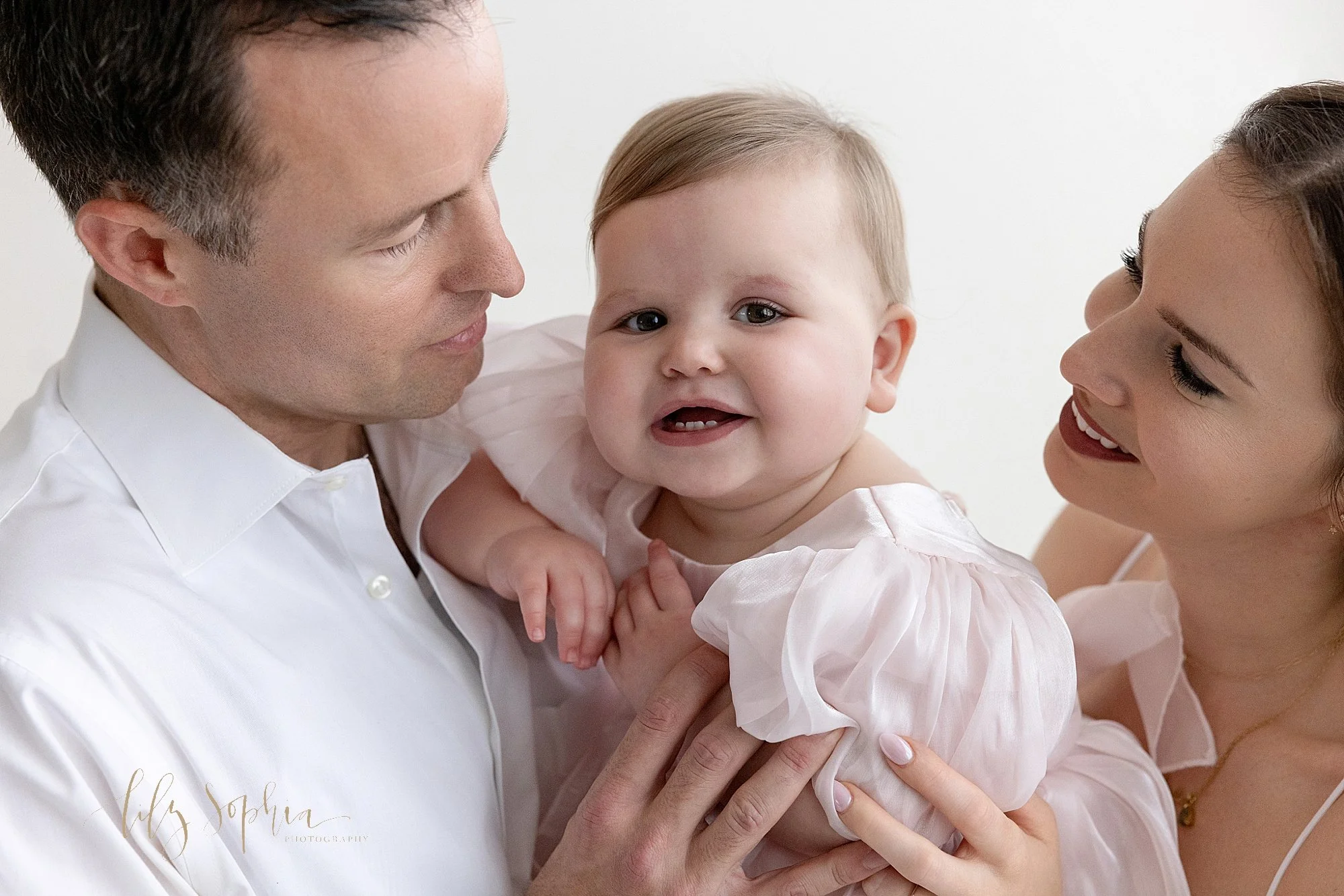 intown-atlanta-morningside-decatur-brookhaven-buckhead-natural-light-studio-milestone-first-birthday-baby-girl-family-portraits-cake-smash-photoshoot_0653.jpg