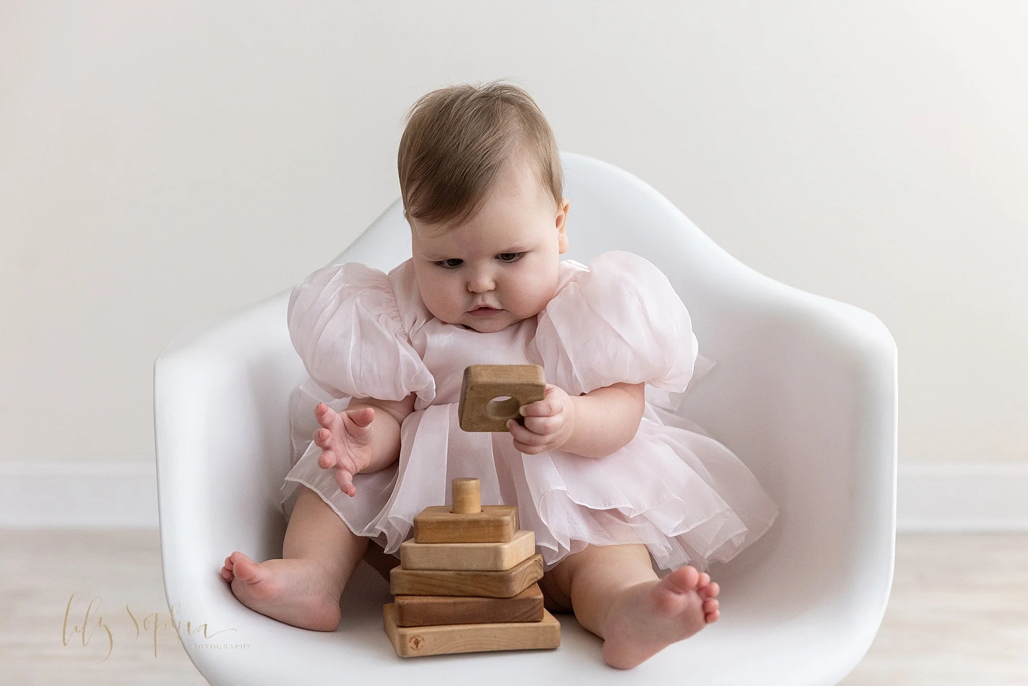 intown-atlanta-morningside-decatur-brookhaven-buckhead-natural-light-studio-milestone-first-birthday-baby-girl-family-portraits-cake-smash-photoshoot_0661.jpg