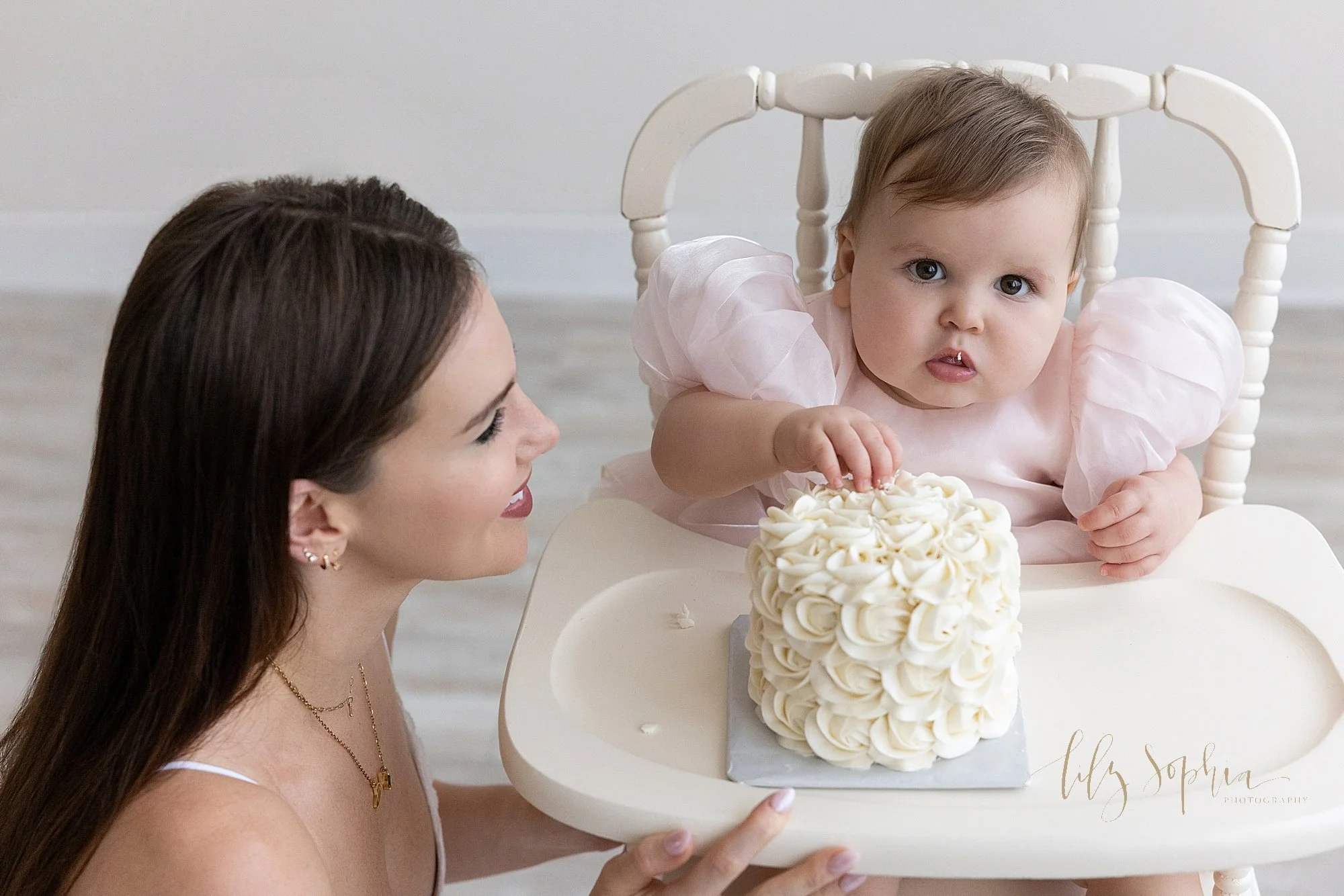 intown-atlanta-morningside-decatur-brookhaven-buckhead-natural-light-studio-milestone-first-birthday-baby-girl-family-portraits-cake-smash-photoshoot_0666.jpg