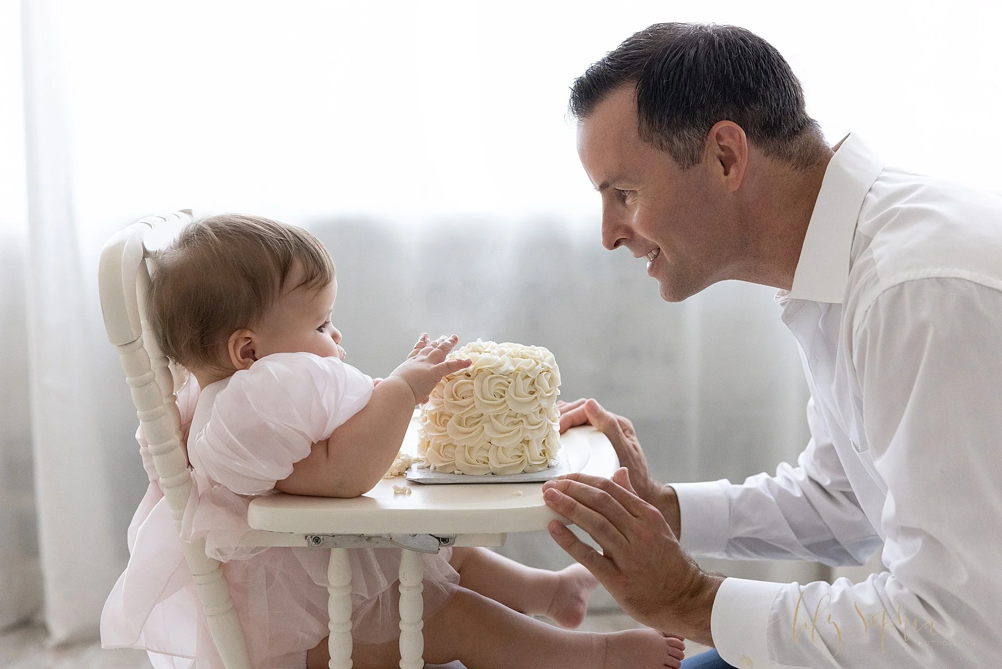 intown-atlanta-morningside-decatur-brookhaven-buckhead-natural-light-studio-milestone-first-birthday-baby-girl-family-portraits-cake-smash-photoshoot_0668.jpg