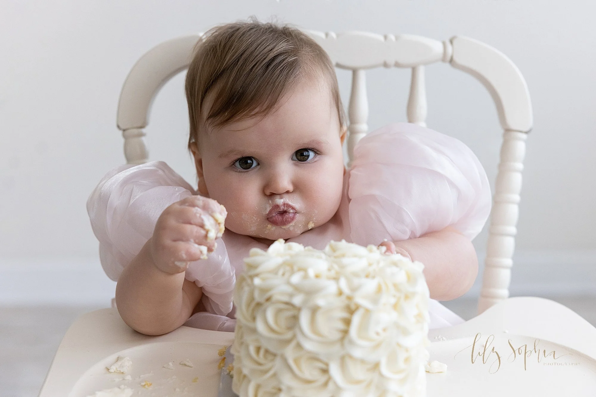 intown-atlanta-morningside-decatur-brookhaven-buckhead-natural-light-studio-milestone-first-birthday-baby-girl-family-portraits-cake-smash-photoshoot_0670.jpg