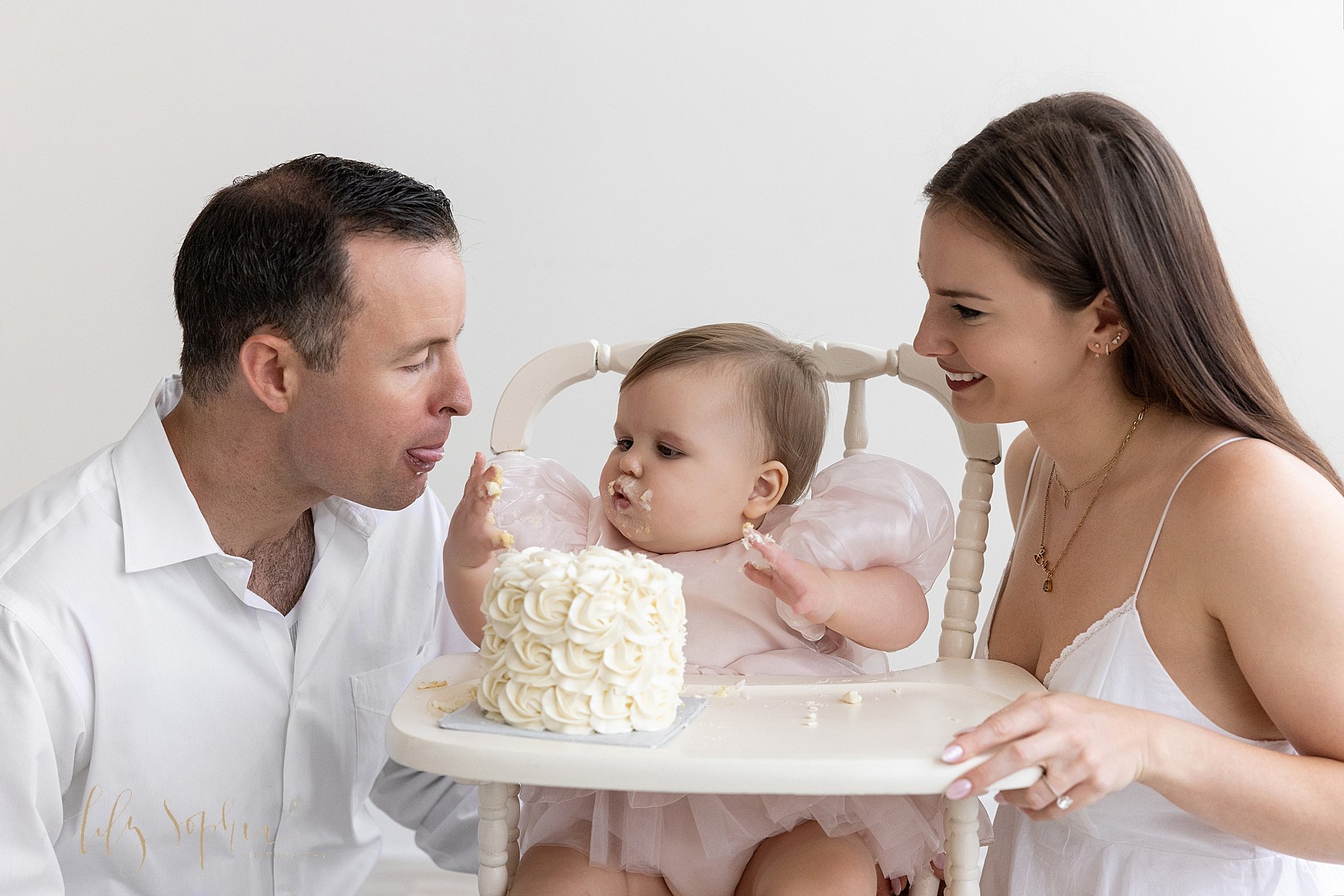 intown-atlanta-morningside-decatur-brookhaven-buckhead-natural-light-studio-milestone-first-birthday-baby-girl-family-portraits-cake-smash-photoshoot_0672.jpg
