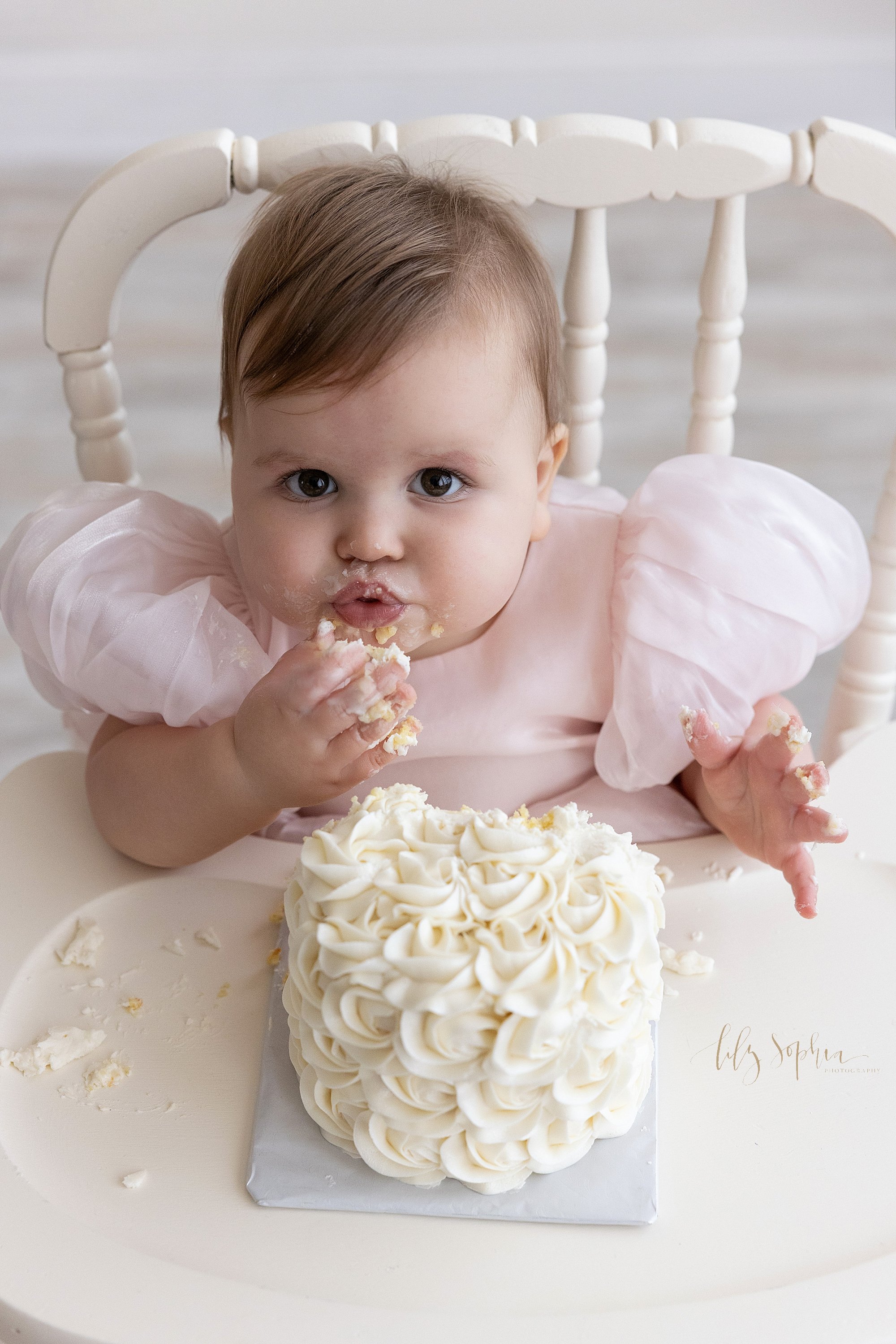 intown-atlanta-morningside-decatur-brookhaven-buckhead-natural-light-studio-milestone-first-birthday-baby-girl-family-portraits-cake-smash-photoshoot_0671.jpg